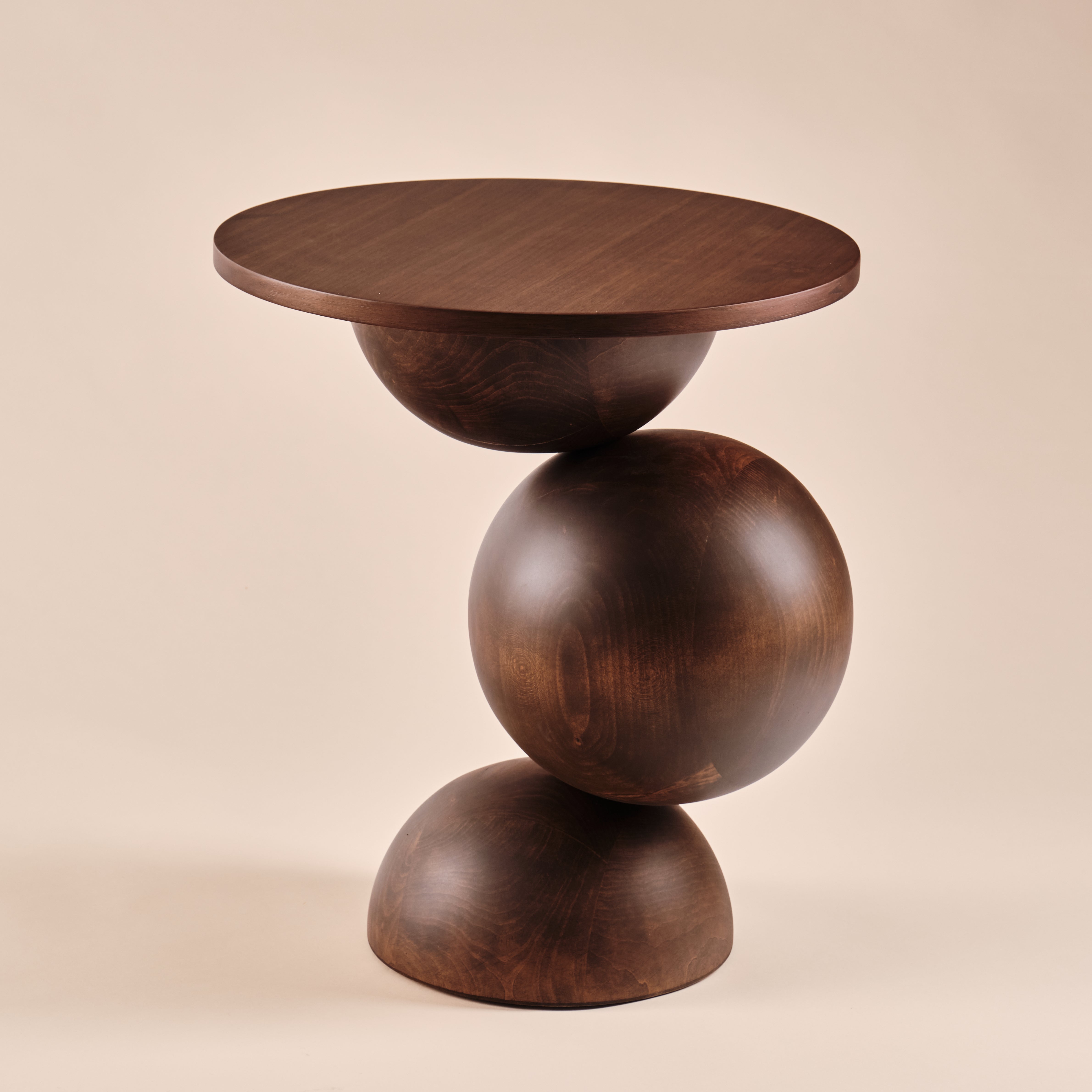 Beistelltisch Universe aus Holz mit skulpturalem Design, bestehend aus runden und halbkugelförmigen Elementen. Ein einzigartiges und elegantes Möbelstück, das zeitlose Ästhetik und Funktionalität in moderne Wohnräume bringt.
