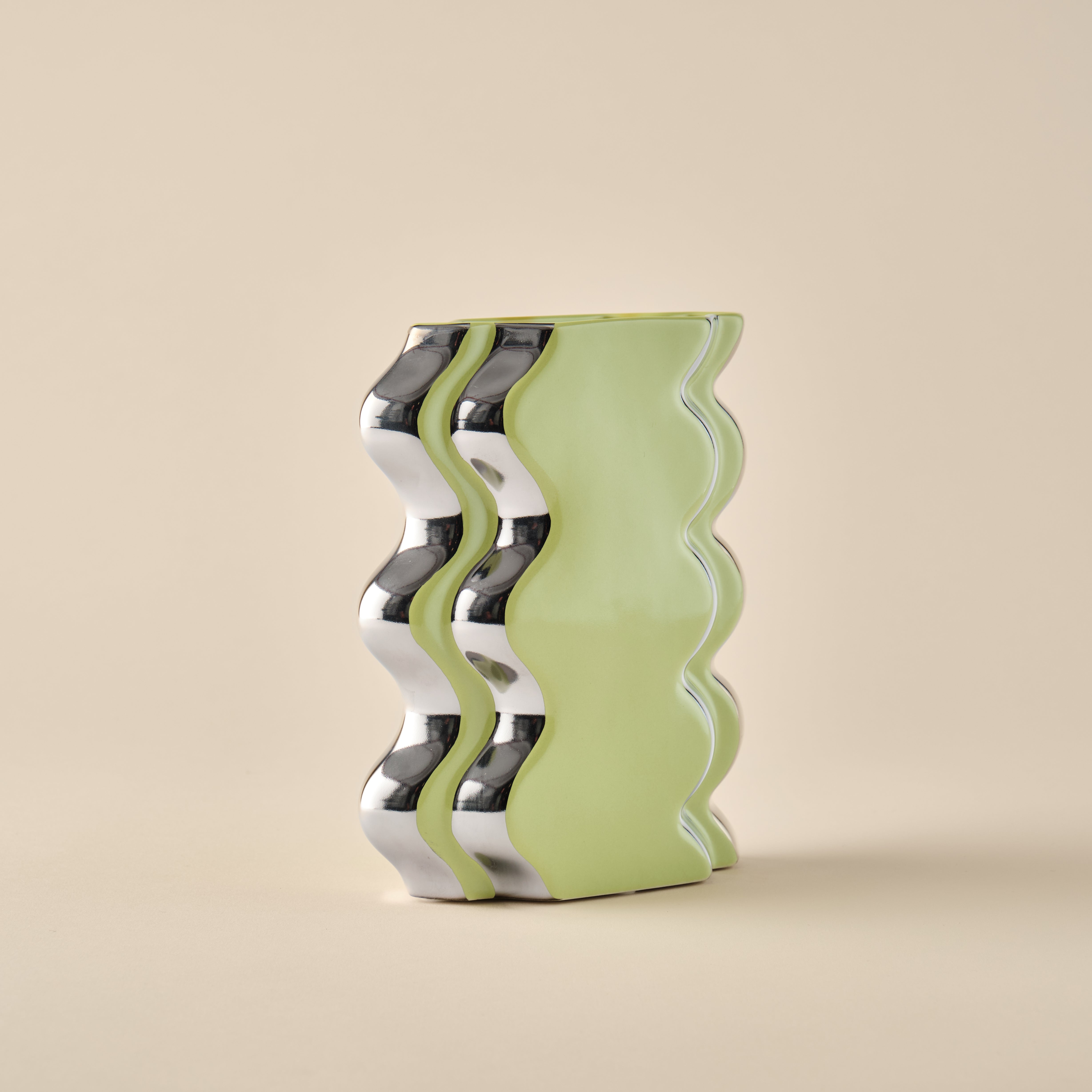 Porzellanvase "Double Curl" mit stilvoller limettengrüner Oberfläche und glänzenden Chromdetails. Einzigartige wellenförmige Gestaltung für modernes Wohnambiente.