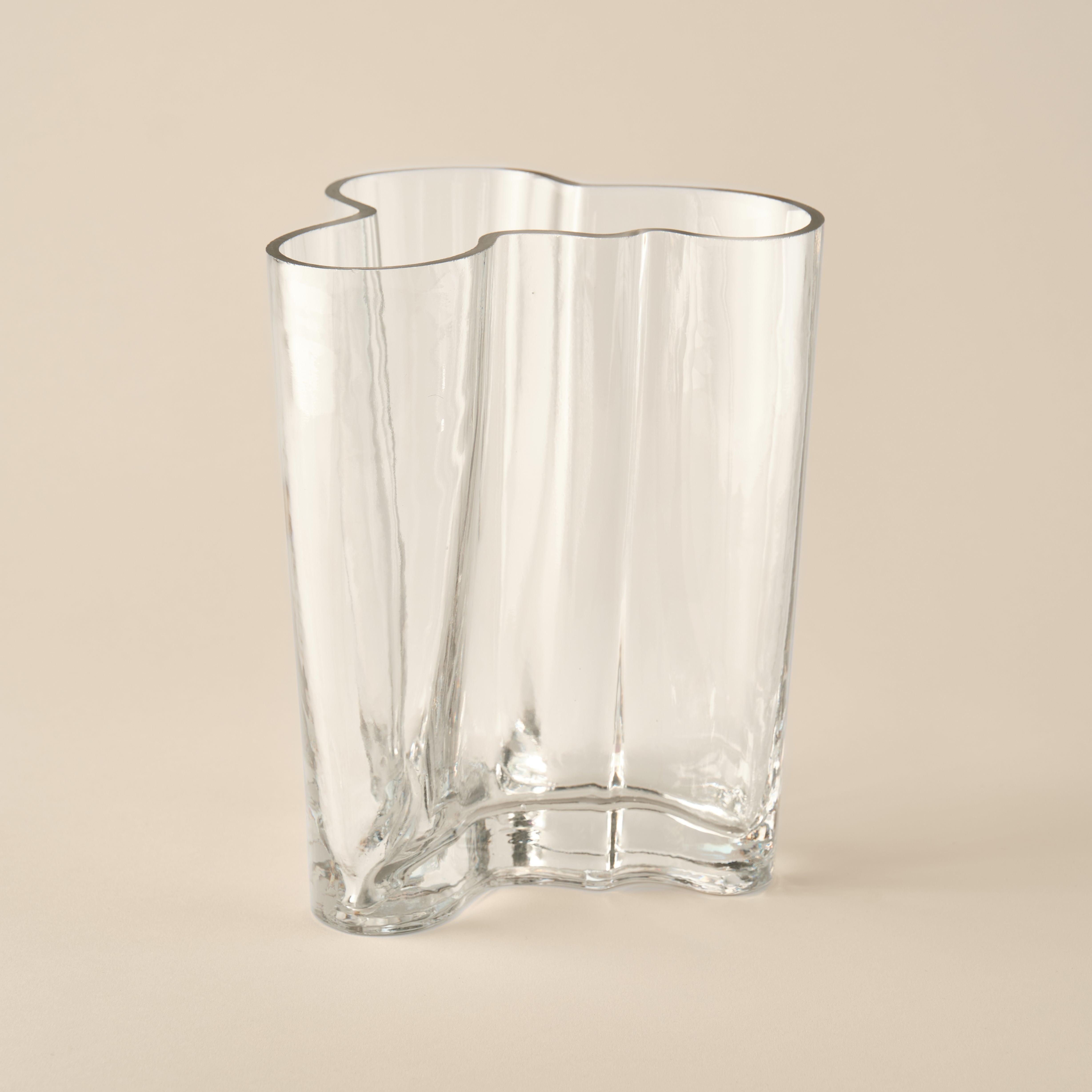 Die Glasvase Organic mit fließender, natürlicher Form aus transparentem Glas. Ein modernes Accessoire für stilvolle Wohnräume.