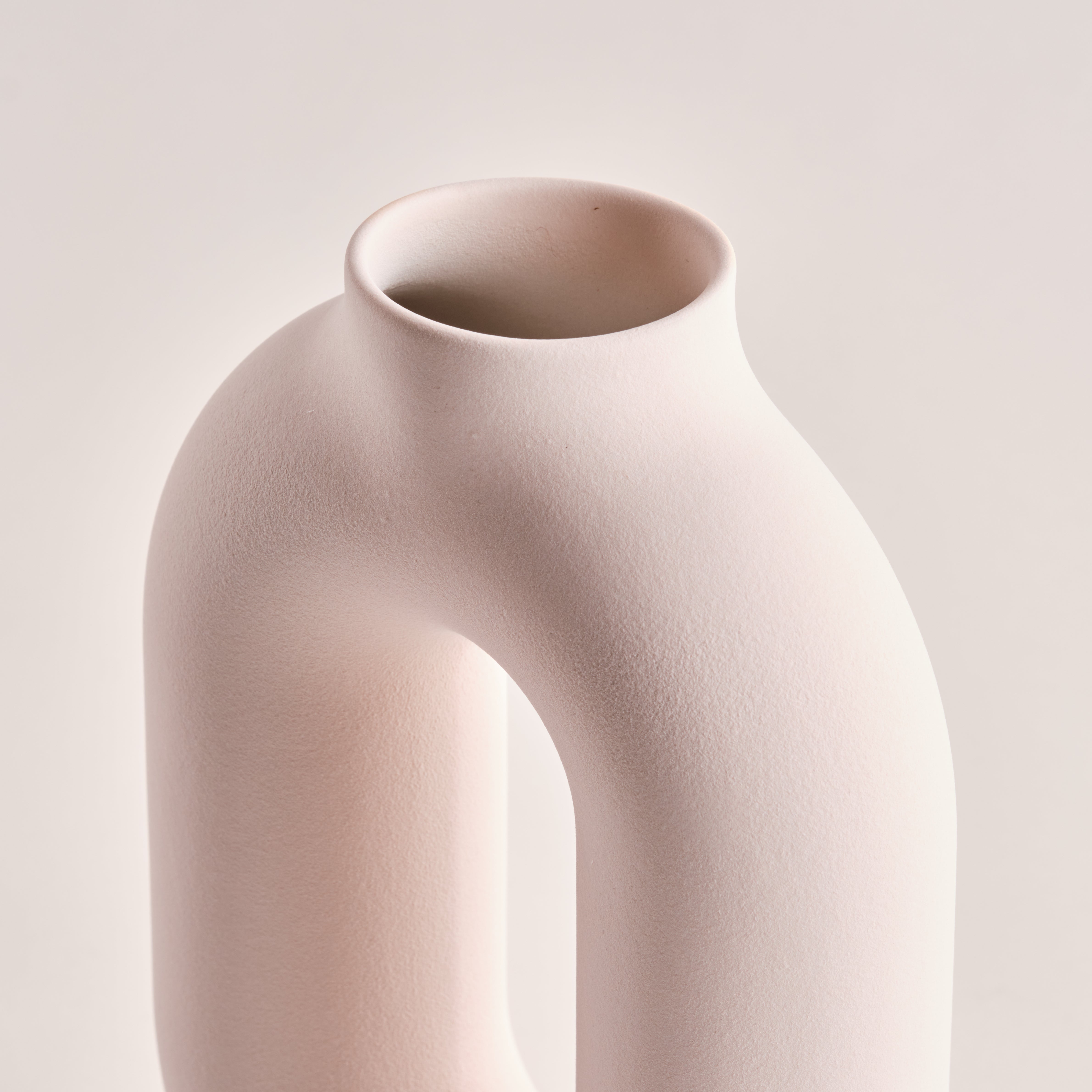 Nahaufnahme der Porzellanvase "Donut" mit samtig-matter Oberfläche und elegant geschwungenen Linien. Perfekt für moderne Wohnaccessoires und stilvolle Dekorationen.