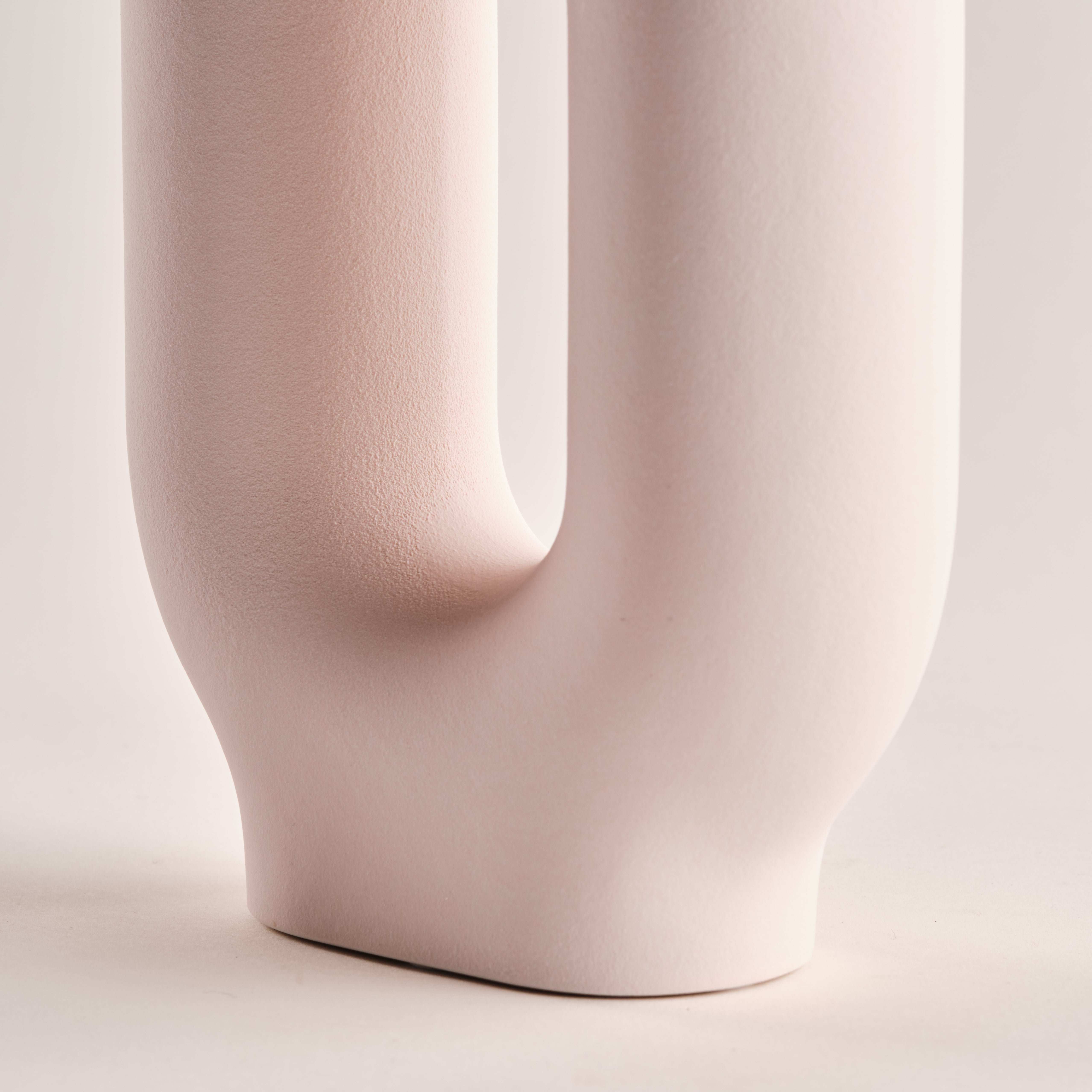 Nahaufnahme der Porzellanvase "Donut" mit ihrer glatten Oberfläche und sanften Beige-Tönen. Modernes Design, perfekt für stilvolle Dekoration.
