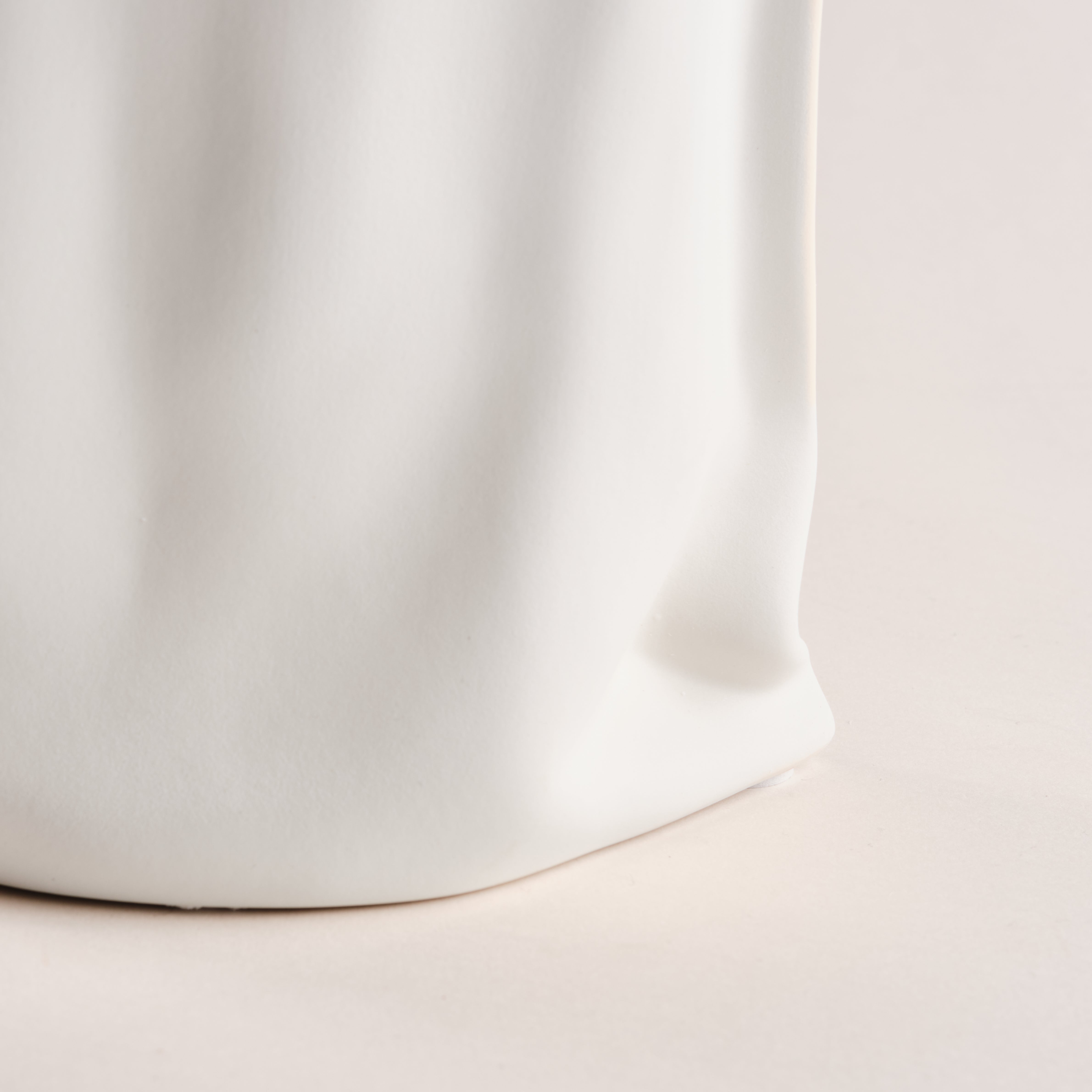 Detailansicht der Porzellanvase "Paper Bag" mit ihrer einzigartigen, papierähnlichen Faltenstruktur. Das minimalistische Design setzt moderne Akzente in jedem Raum.