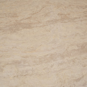 Detailansicht der einzigartigen Maserung und natürlichen Textur der Travertin-Oberfläche des Esstischs Organic, die seine hochwertige Verarbeitung hervorhebt.