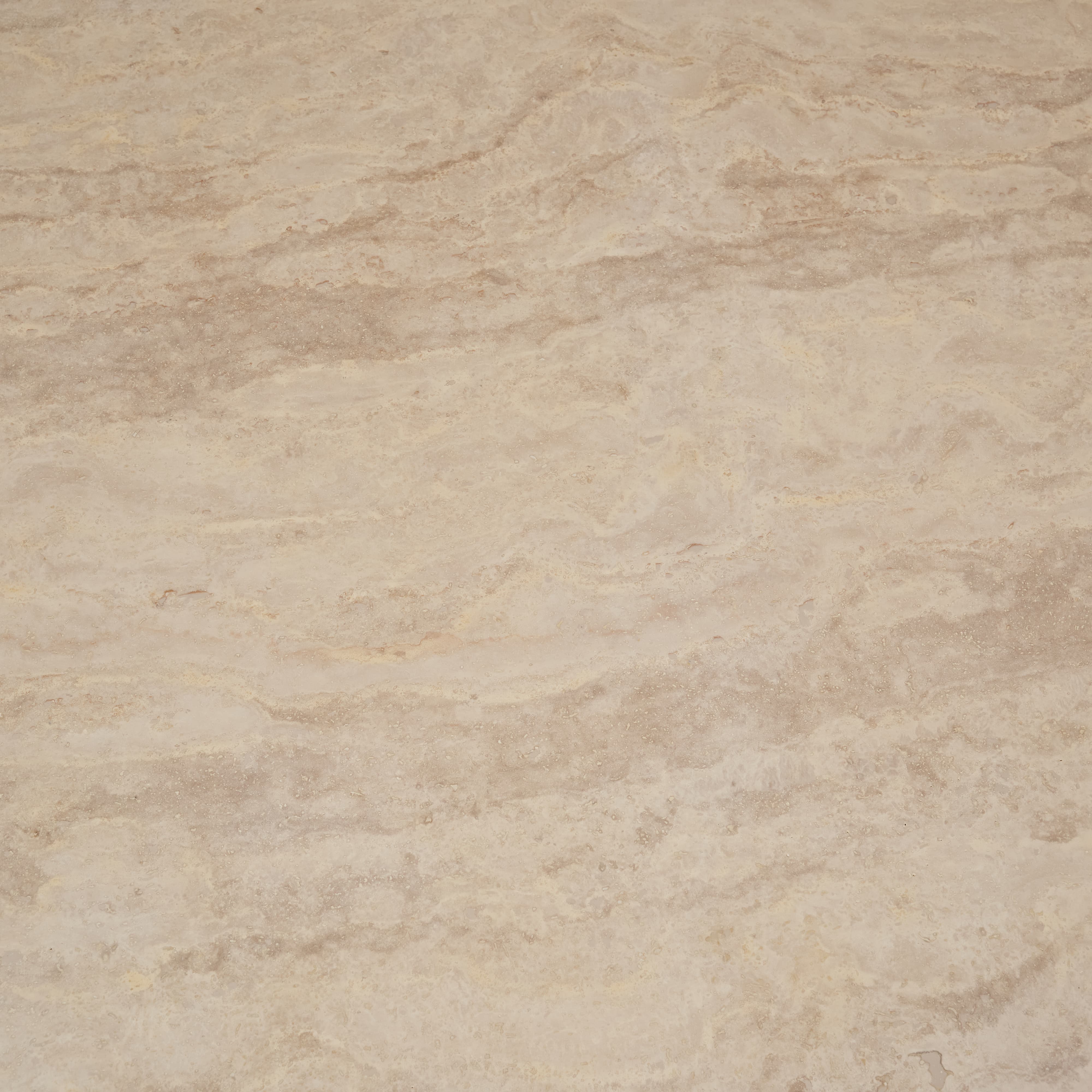 Detailansicht der einzigartigen Maserung und natürlichen Textur der Travertin-Oberfläche des Esstischs Organic, die seine hochwertige Verarbeitung hervorhebt.