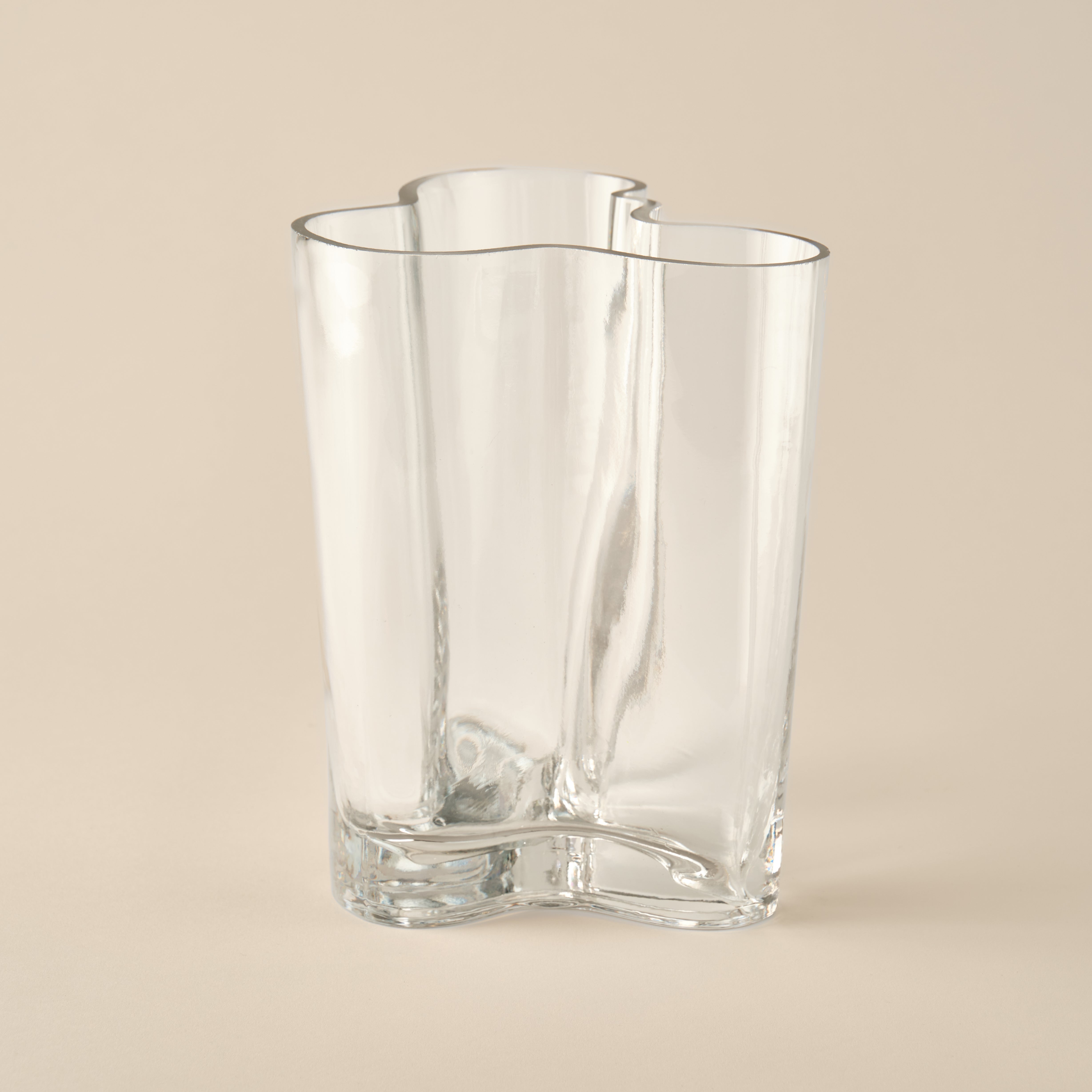 Die Glasvase Organic in einer klaren, organischen Form, die minimalistisches Design und natürliche Ästhetik vereint. Perfekt für moderne Wohnräume.