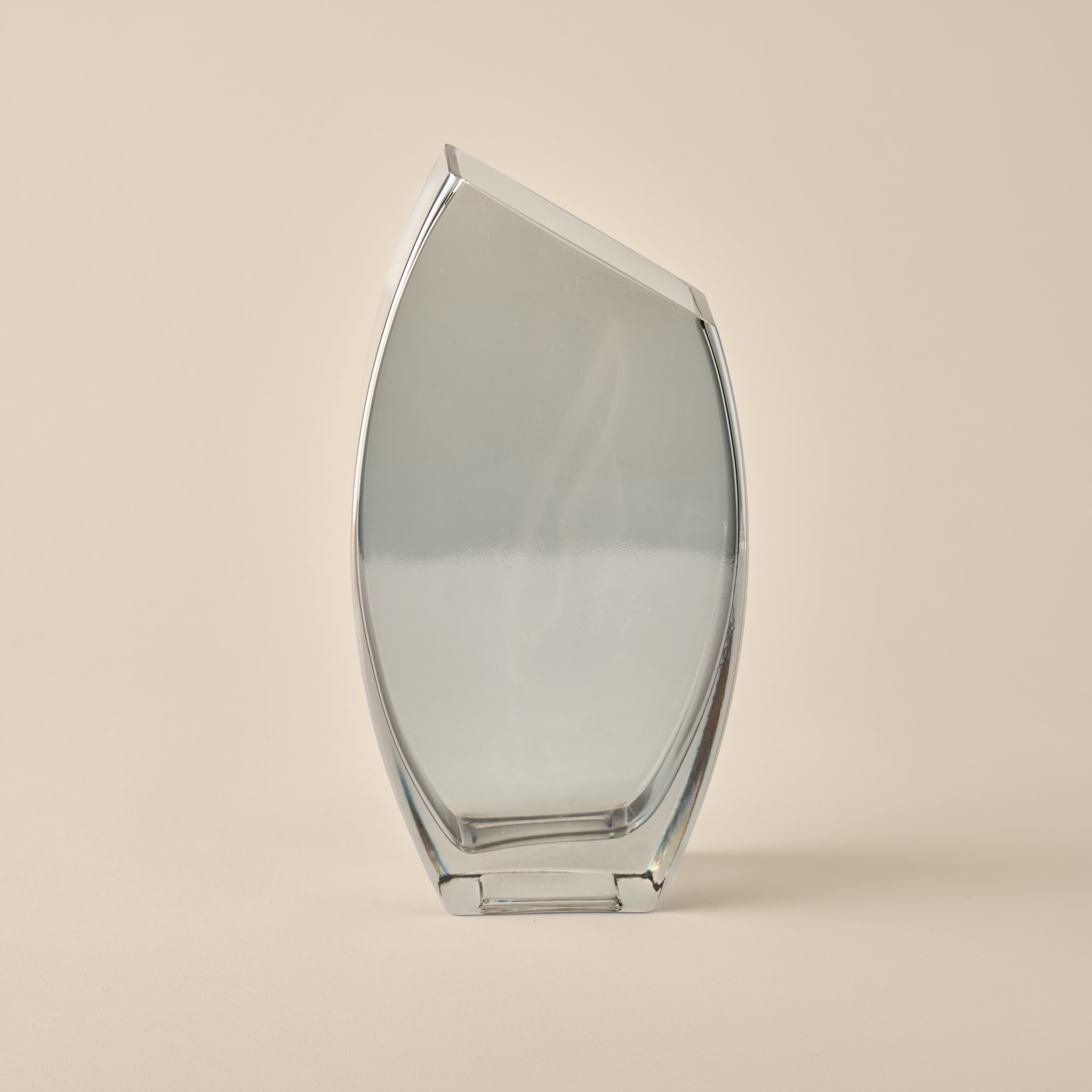 Klare Glasvase mit geschwungenem Design, Produktname O-Shape, aus der Glasvasen-Kollektion.