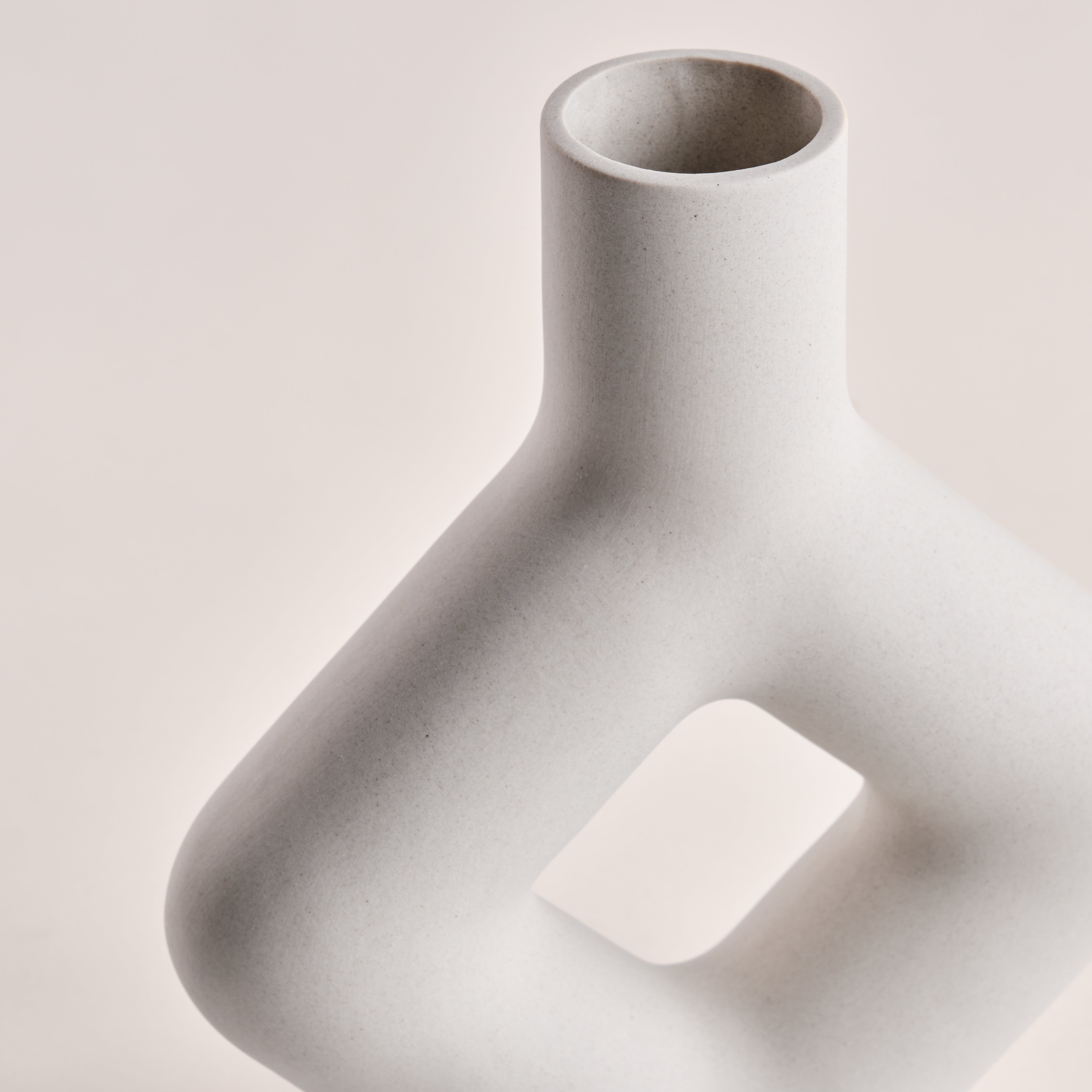 Nahaufnahme der Porzellanvase "Karo" mit minimalistischem Design und glatter Oberfläche. Perfekt für moderne Wohnräume und stilvolle Dekorationen.