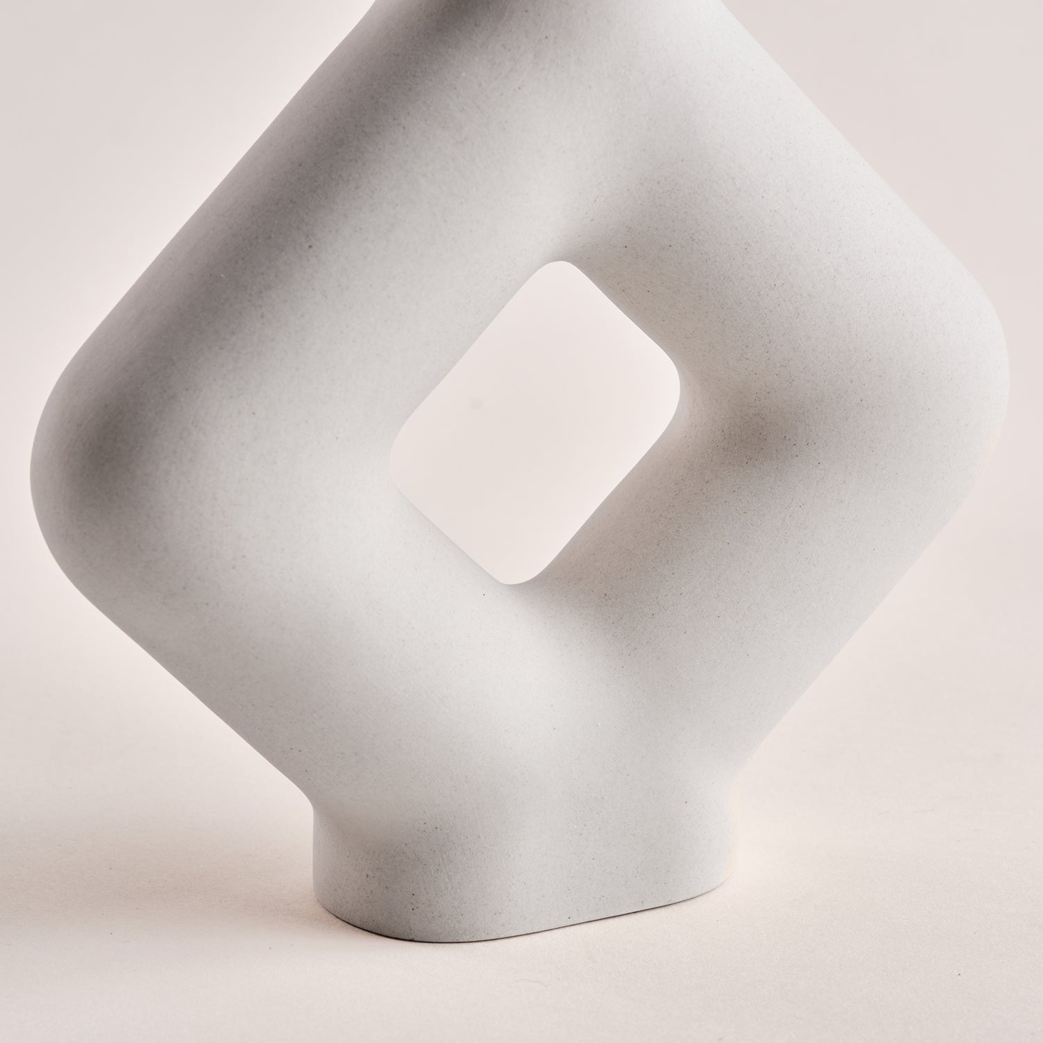 Detailaufnahme der Porzellanvase "Karo" mit klaren Linien und einer quadratischen Aussparung in der Mitte. Ideal für moderne Wohnräume und minimalistische Dekoration.