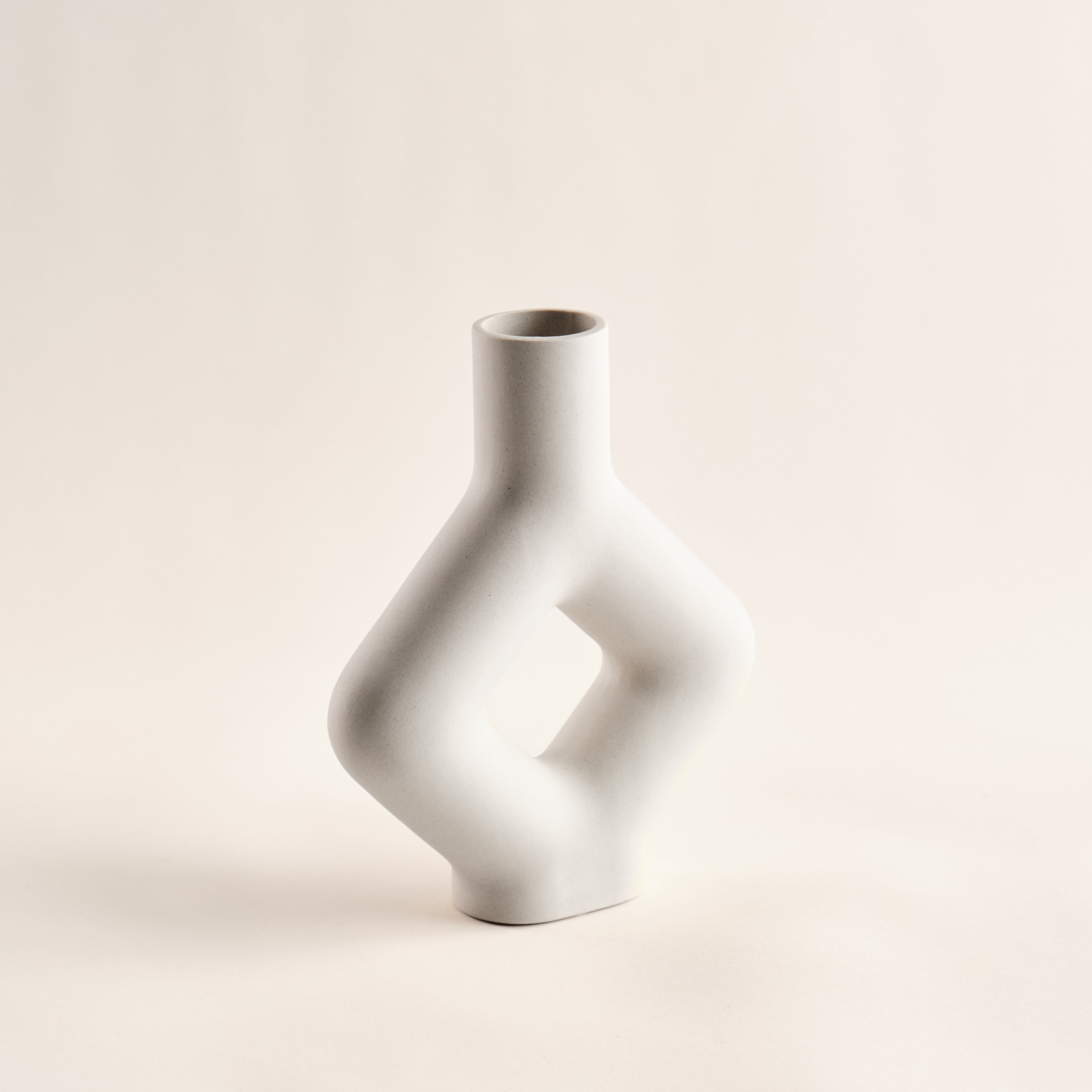 Porzellanvase "Karo" mit elegantem geometrischen Design in zeitlosem Weiß. Ideal als stilvolles Dekorationselement für zeitgenössische Wohnräume.