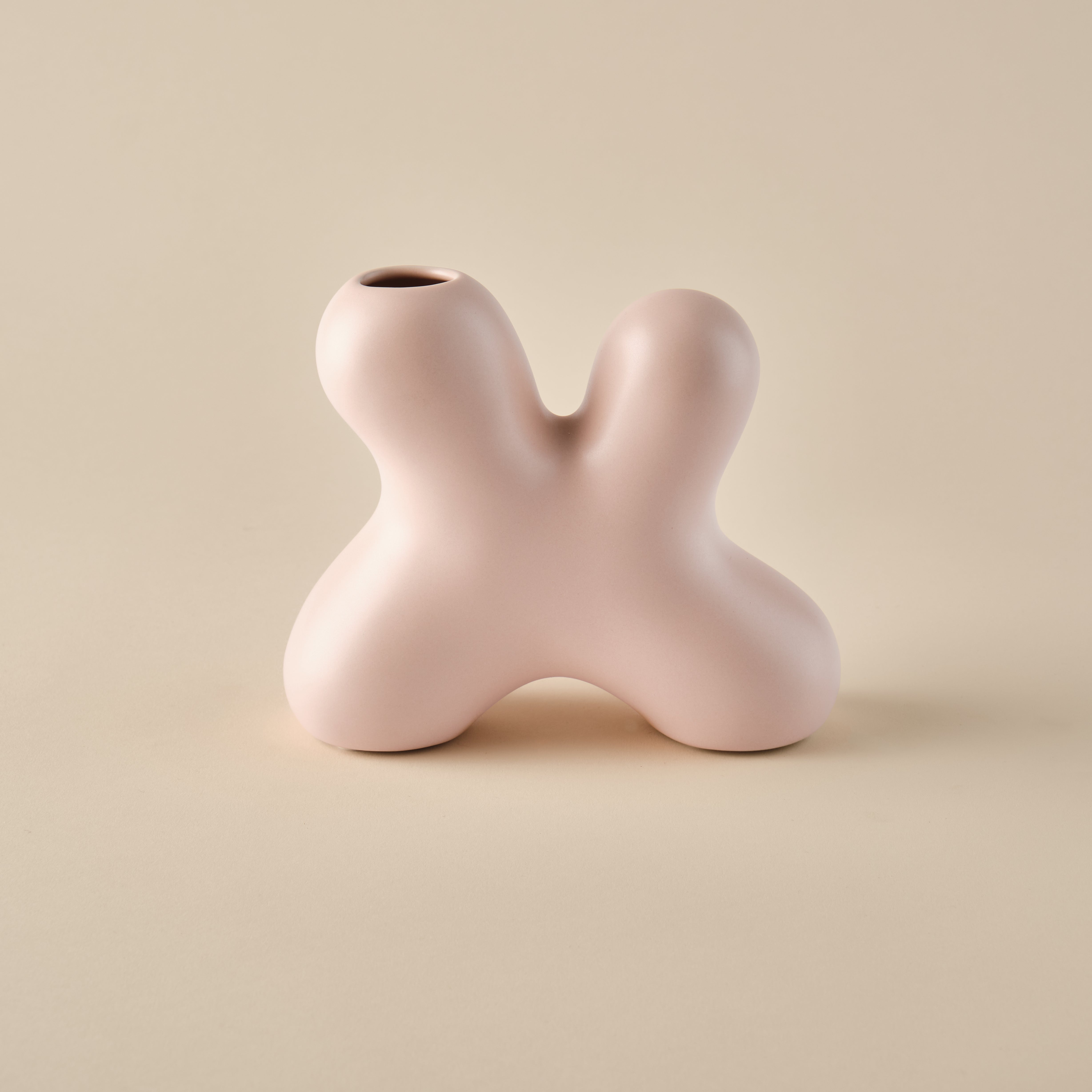 Porzellanvase "Splash" in einer modernen, skulpturalen Form mit zartrosa Oberfläche. Perfekt für minimalistische und zeitgenössische Wohnräume.
