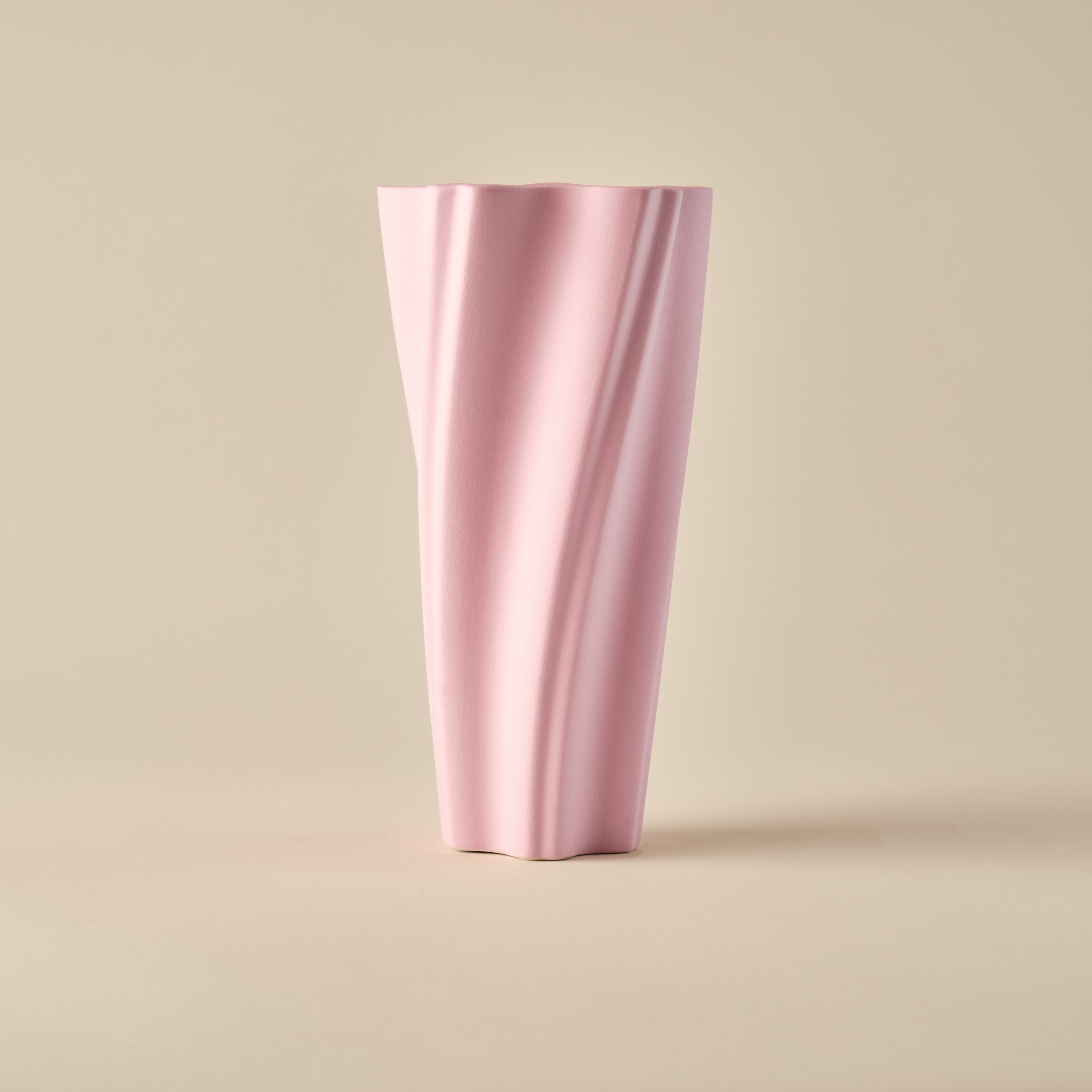 Schlichte und elegante Porzellanvase "Wind" in zartem Rosa. Die Vase besticht durch ihre geschwungene Form und ihr minimalistisches Design, das sich ideal in moderne Wohnräume einfügt.