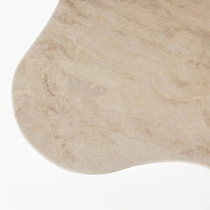 Detailaufnahme der Tischplatte des Esstisches Organic aus Travertin, mit einer organischen Form und feiner natürlicher Maserung.