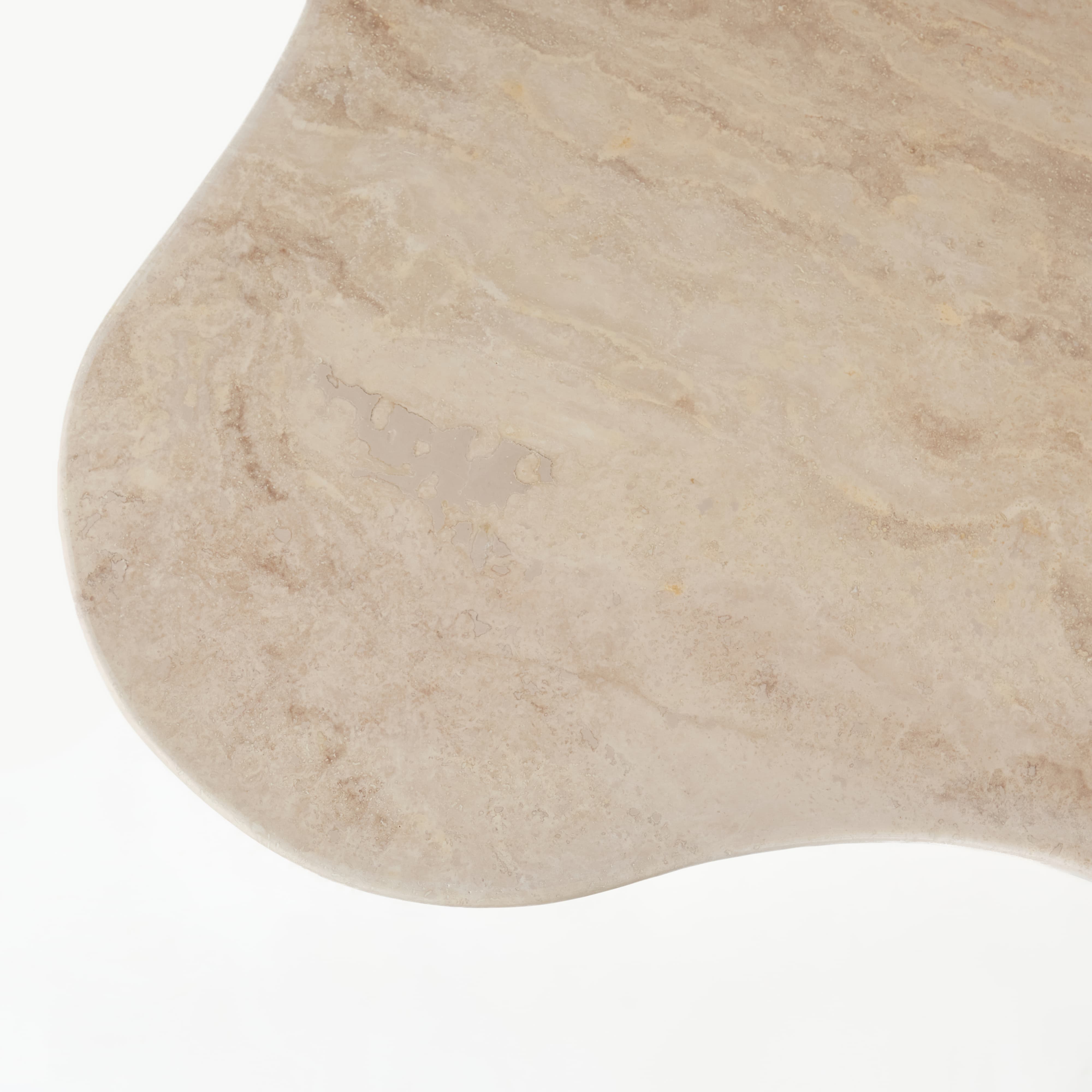 Detailaufnahme der Tischplatte des Esstisches Organic aus Travertin, mit einer organischen Form und feiner natürlicher Maserung.