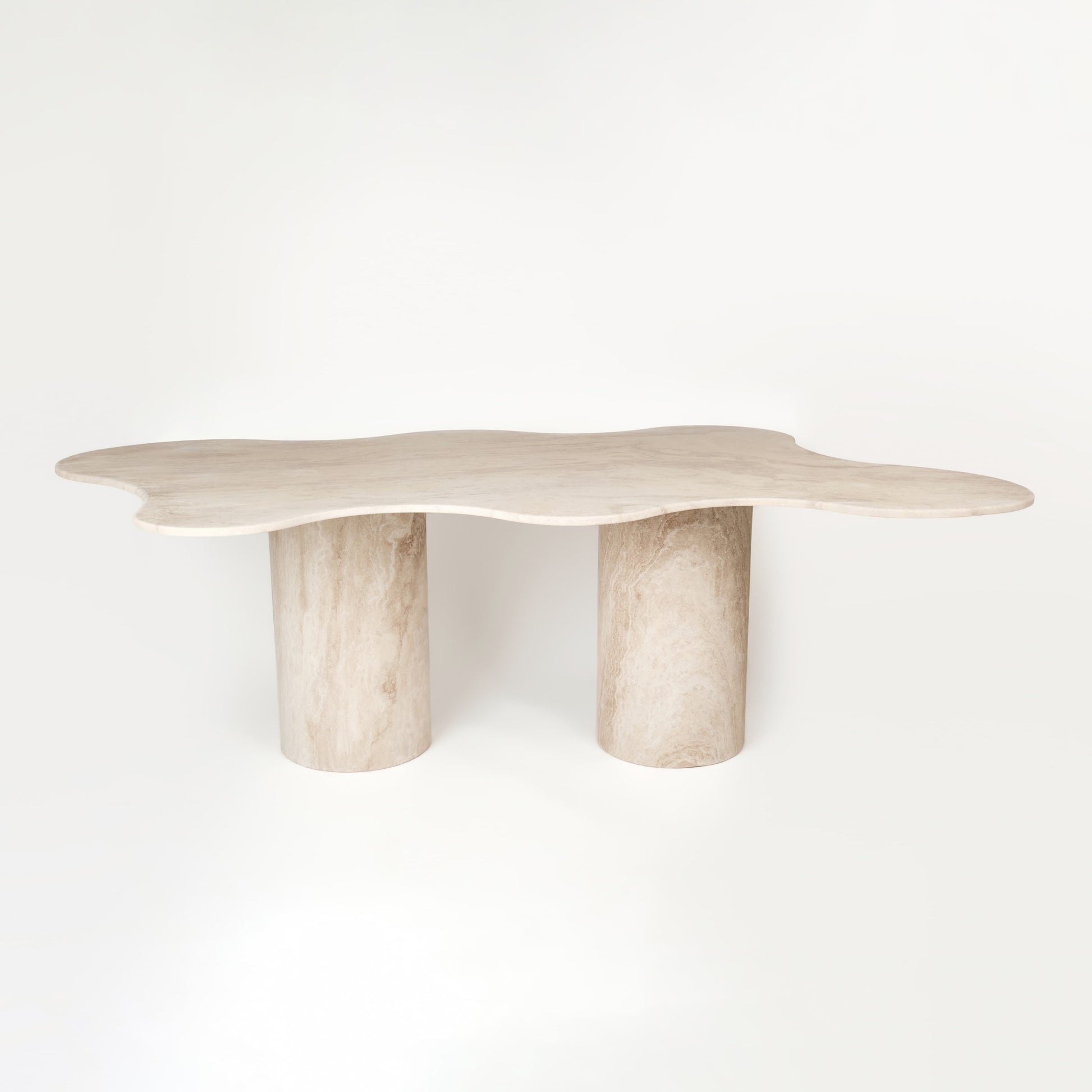 Ein einzigartiger Esstisch aus Travertin mit einer organisch geformten Tischplatte und zwei zylindrischen Beinen, Produktname 'Organic', ideal für ein modernes und natürliches Wohnambiente.