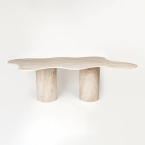 Ein einzigartiger Esstisch aus Travertin mit einer organisch geformten Tischplatte und zwei zylindrischen Beinen, Produktname 'Organic', ideal für ein modernes und natürliches Wohnambiente.
