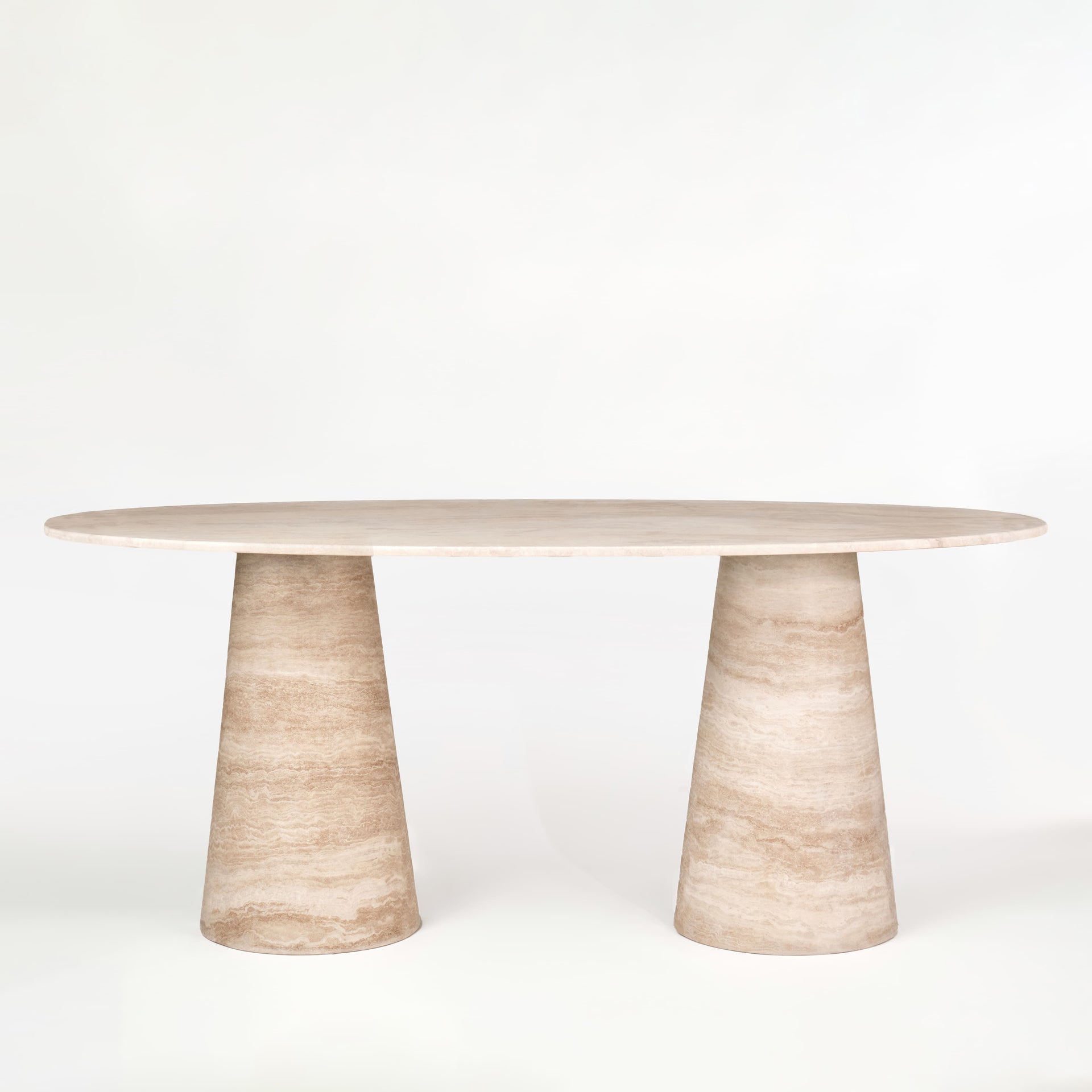 Minimalistischer Esstisch aus Travertin. Elegantes Möbelstück für moderne Wohn- und Arbeitsräume, das natürliche Materialien und zeitlose Ästhetik vereint.