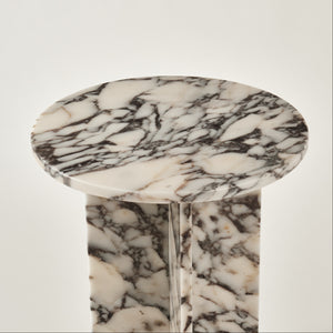Detailaufnahme eines Beistelltisches aus Marmor mit runder Tischplatte und intensiver Schwarz-Weiß-Maserung, die die natürliche Eleganz und hochwertige Verarbeitung des Materials hervorhebt. Ideal für moderne und luxuriöse Wohnräume.