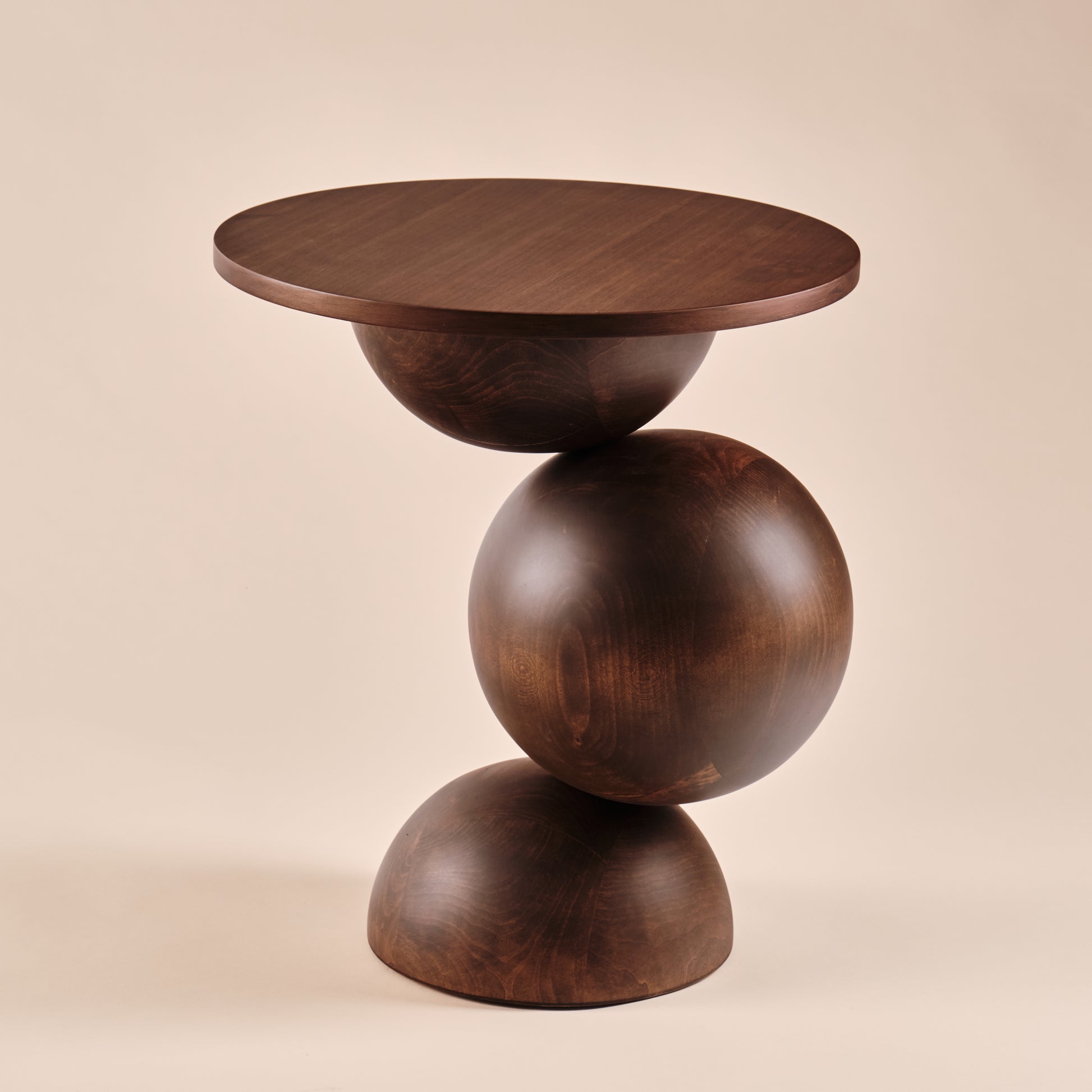 Beistelltisch Universe aus Holz mit skulpturalem Design, bestehend aus runden und halbkugelförmigen Elementen. Ein einzigartiges und elegantes Möbelstück, das zeitlose Ästhetik und Funktionalität in moderne Wohnräume bringt.