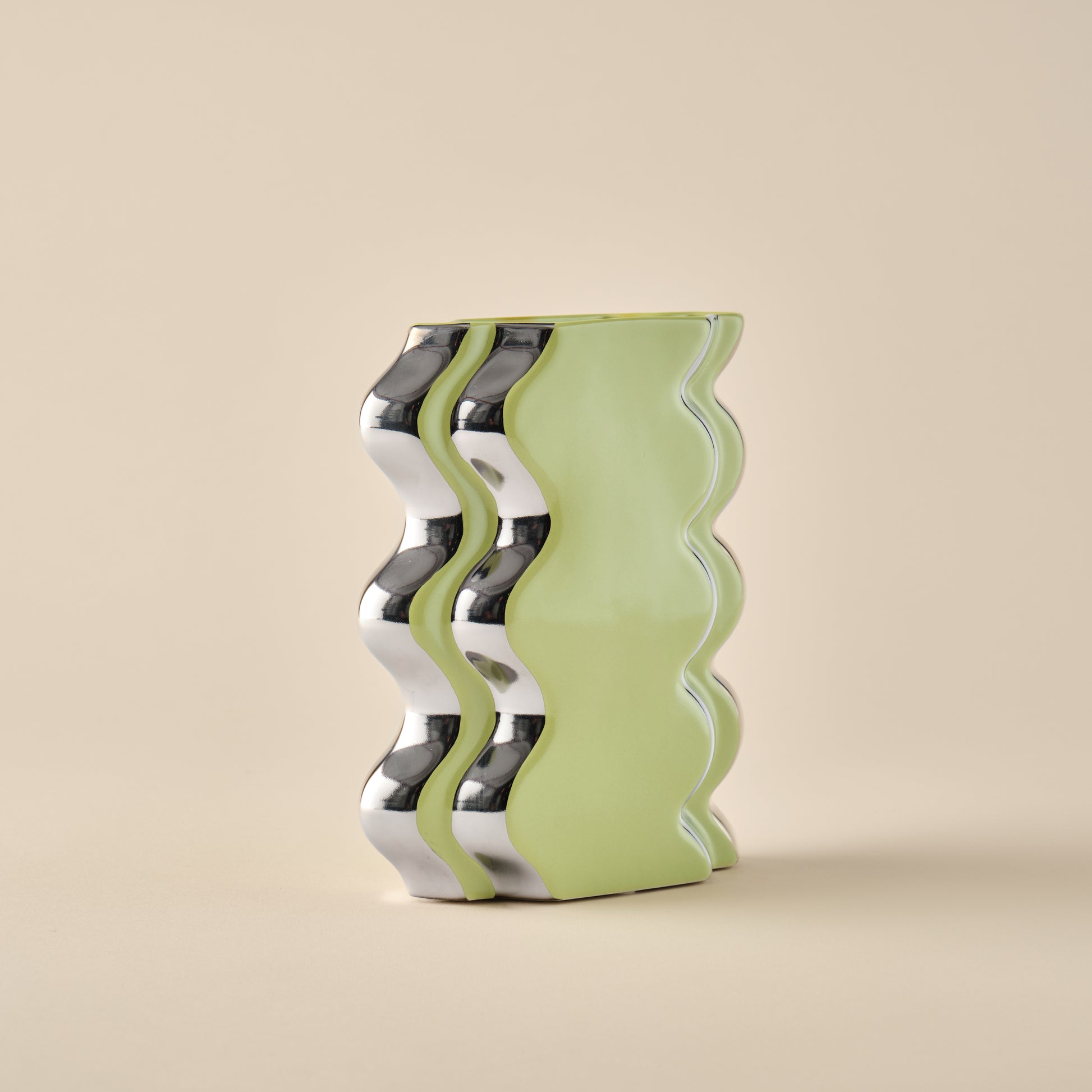 Porzellanvase "Double Curl" mit stilvoller limettengrüner Oberfläche und glänzenden Chromdetails. Einzigartige wellenförmige Gestaltung für modernes Wohnambiente.