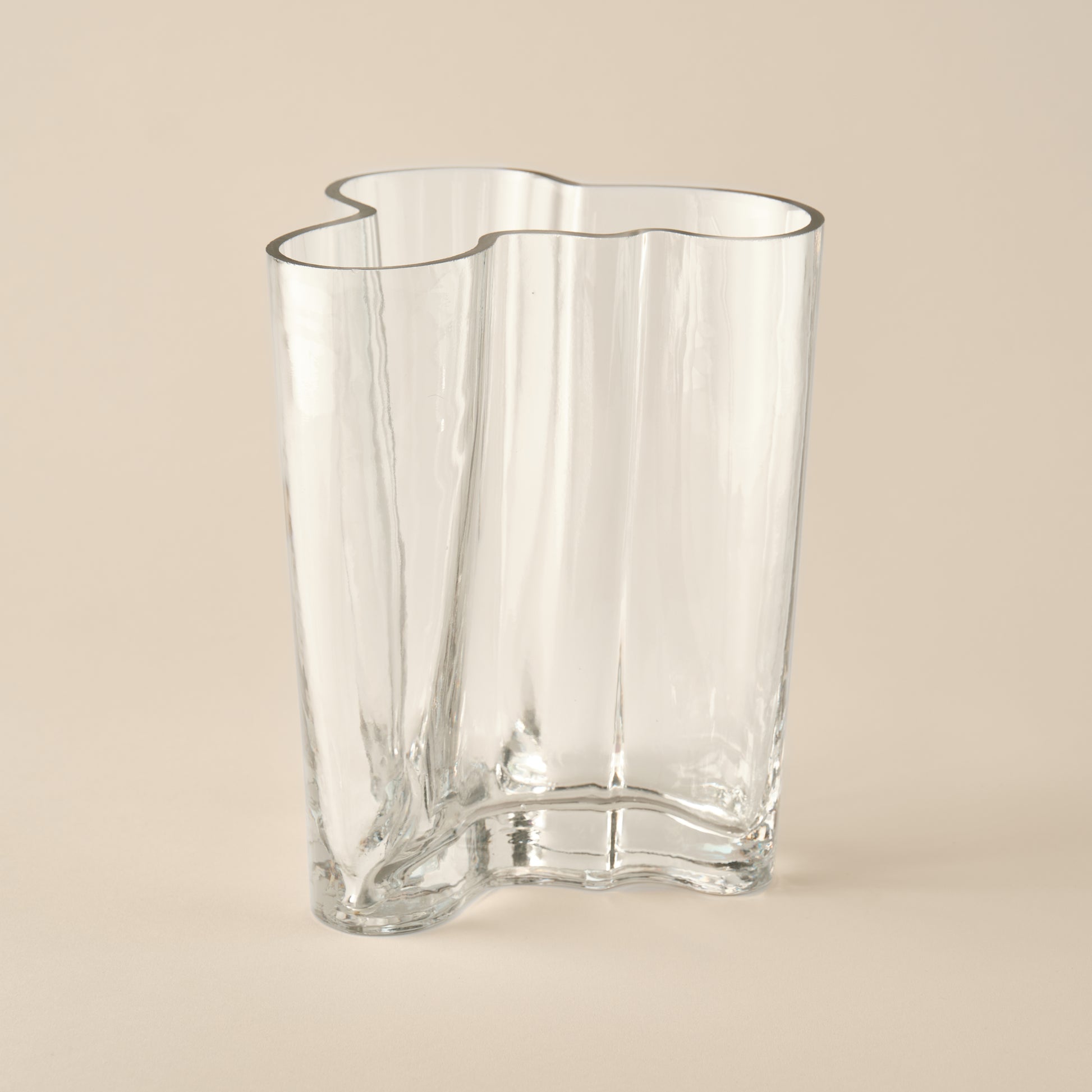 Die Glasvase Organic mit fließender, natürlicher Form aus transparentem Glas. Ein modernes Accessoire für stilvolle Wohnräume.