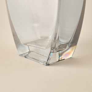 Nahaufnahme des Fußes der Glasvase O-Shape, aus hochwertigem Klarglas gefertigt, Teil der Glasvasen-Kollektion.