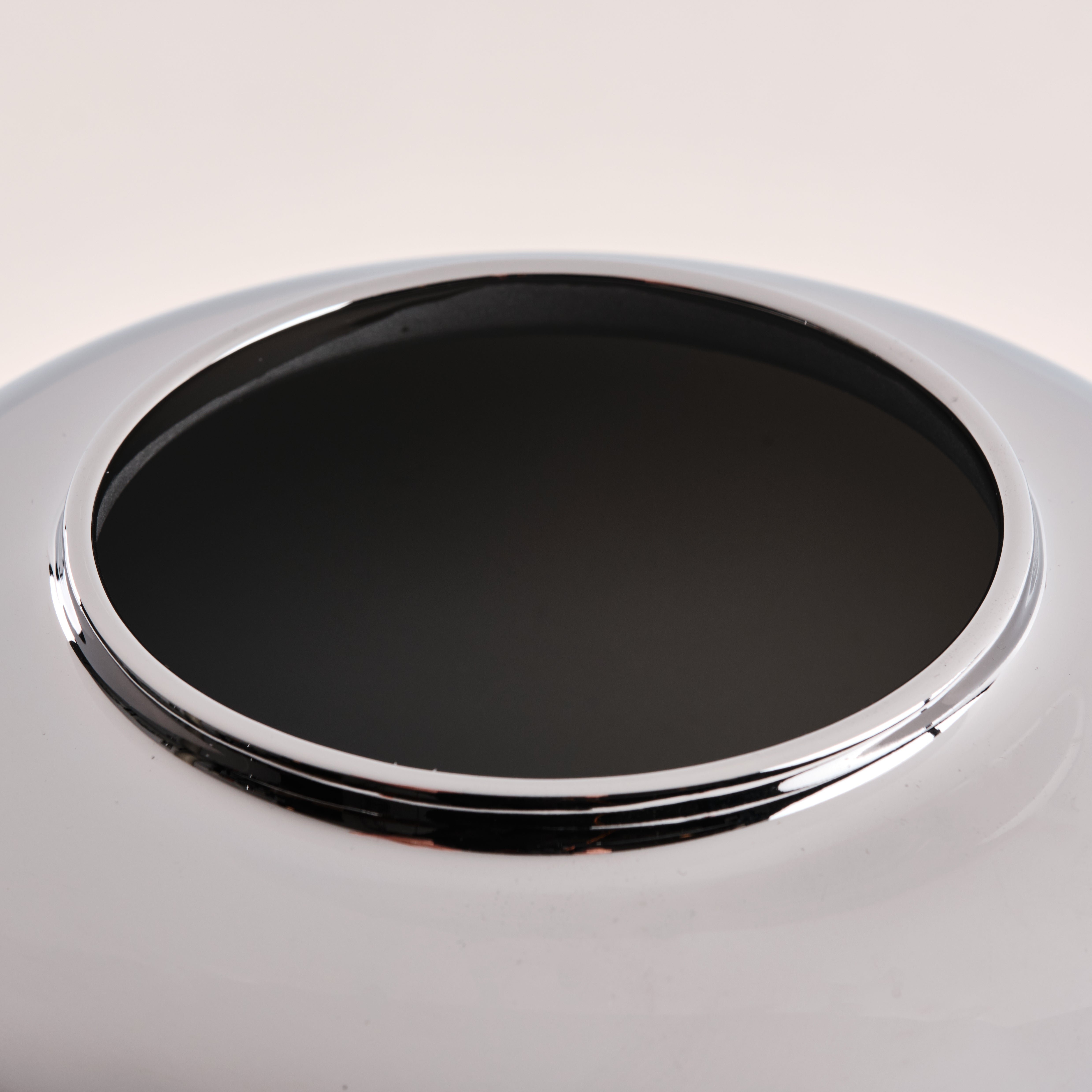 Nahaufnahme der Porzellanvase aus der Kollektion "Bubble Chrom" mit einem hochglänzenden Rand in Metallic-Optik. Das zeitgenössische Design betont die luxuriöse Verarbeitung und eignet sich perfekt für moderne Inneneinrichtungen.