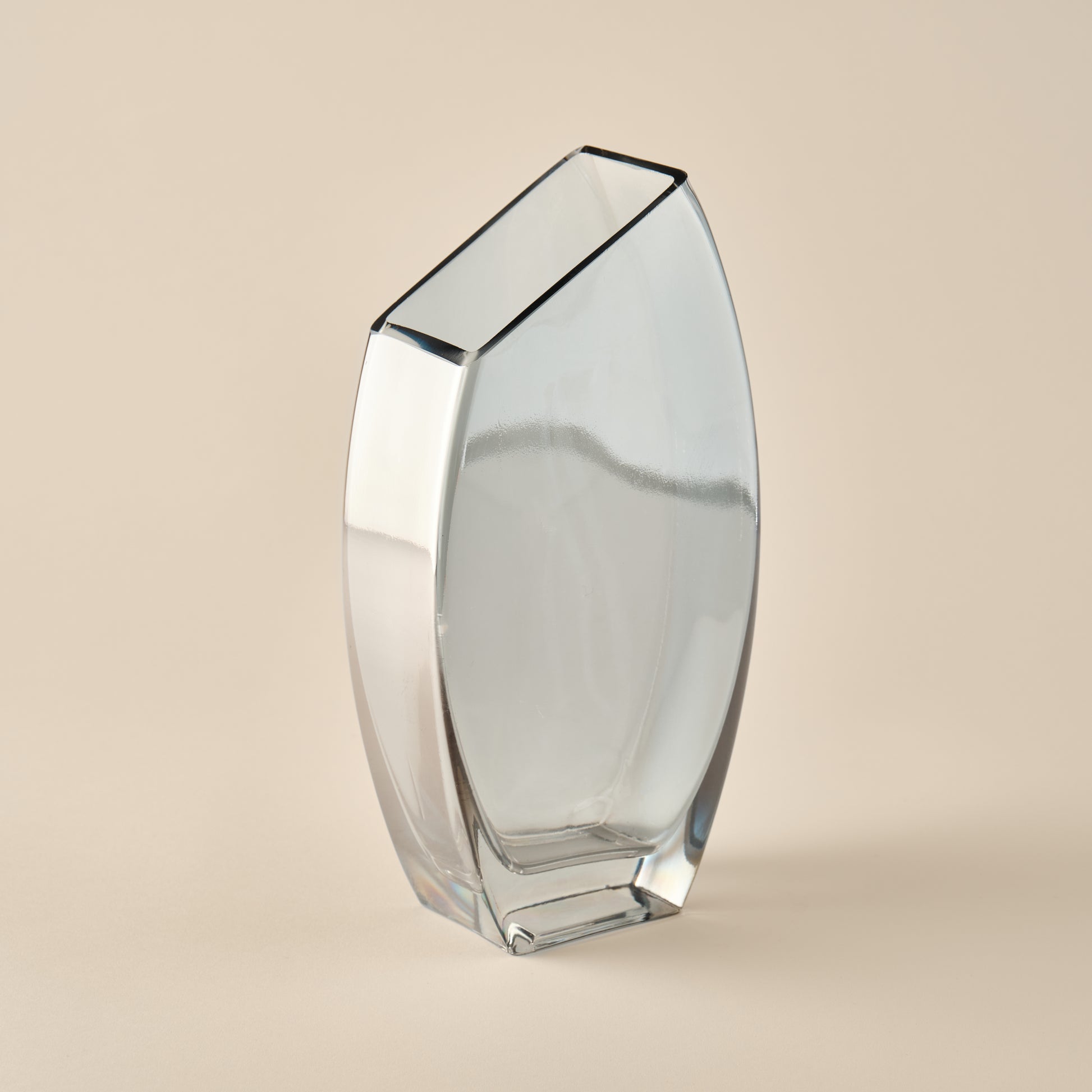 Hochwertige Glasvase O-Shape mit geschwungener Form, gefertigt aus klarem Glas, perfekt für stilvolle Dekorationen.