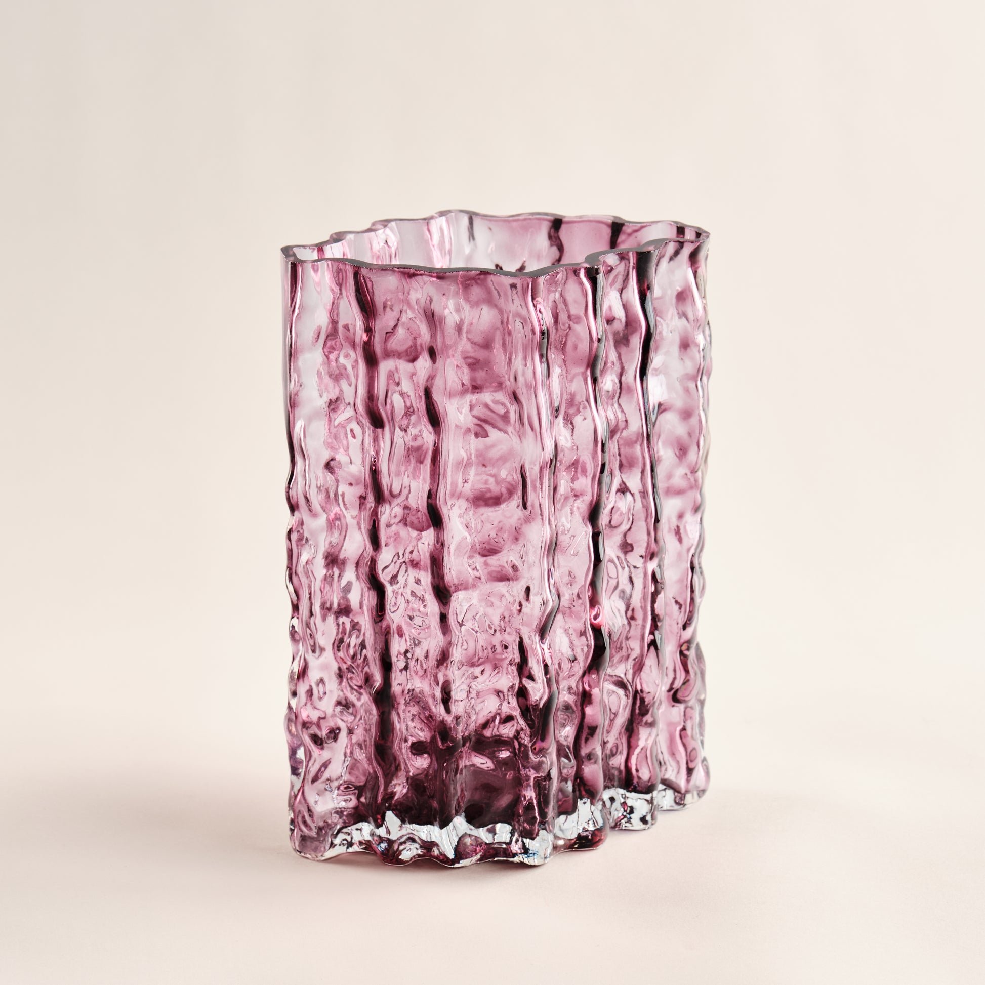 Elegante Glasvase Raw in einem kräftigen Violettton, mit einer einzigartigen, wellenförmigen Struktur, die für einen modernen und organischen Look sorgt.