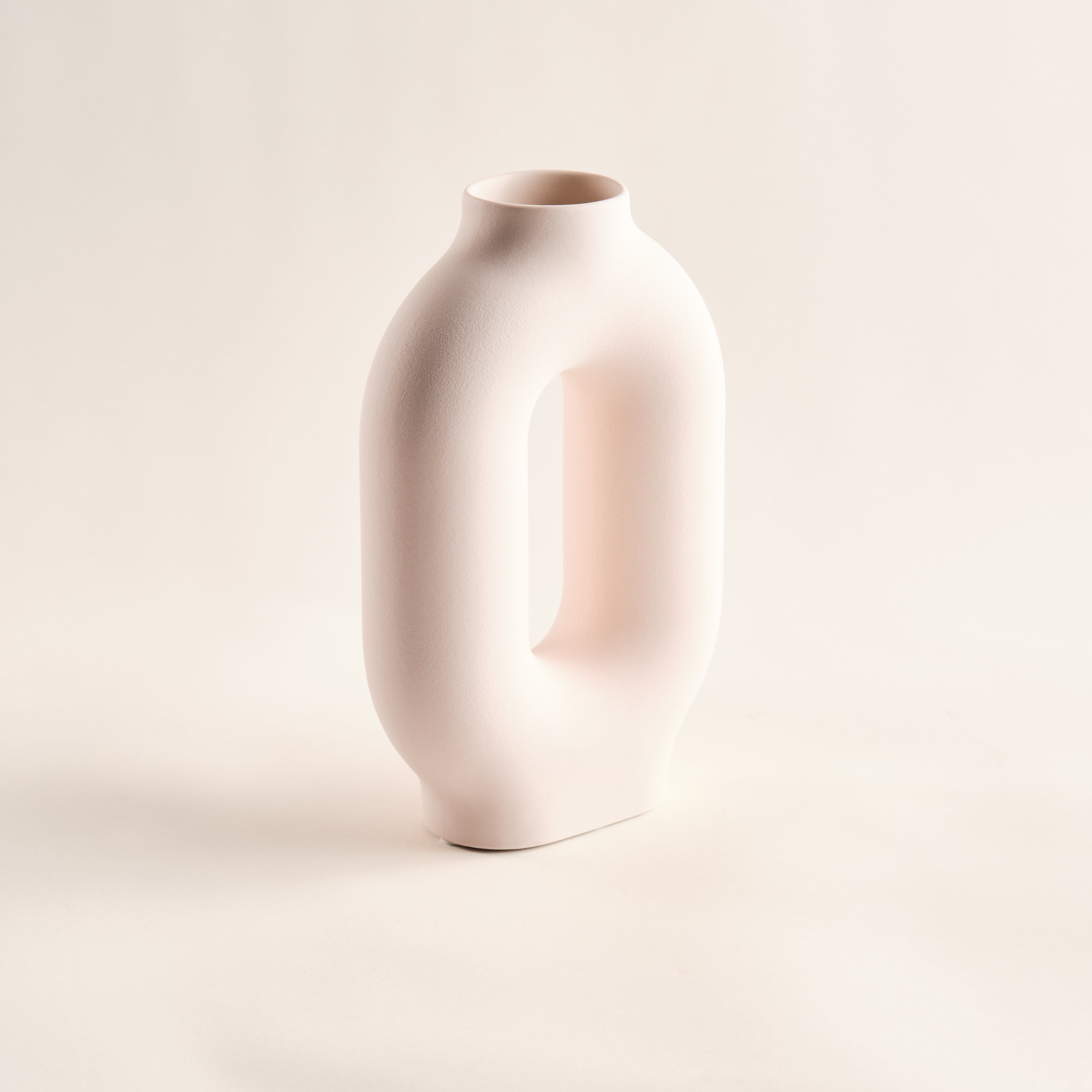 Die Porzellanvase "Donut" in schlichtem Beige mit einer eleganten ovalen Öffnung. Perfekt für modernes und minimalistisches Wohndesign.