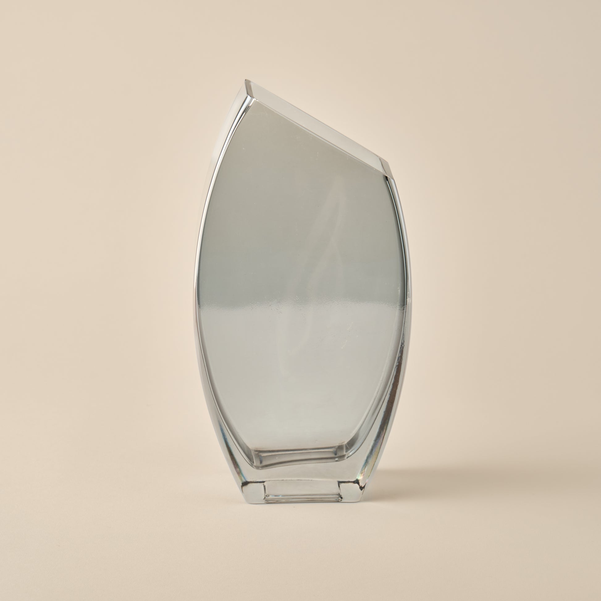 Klare Glasvase mit geschwungenem Design, Produktname O-Shape, aus der Glasvasen-Kollektion.