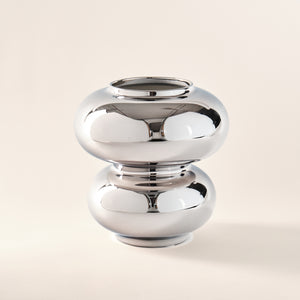  Elegante Porzellanvase aus der Kollektion "Bubble Chrom" mit einer hochglänzenden, spiegelnden Oberfläche in Metallic-Optik. Die zeitgenössische Vase besticht durch ihre organischen Formen und luxuriöse Verarbeitung, ideal für moderne Wohnräume.