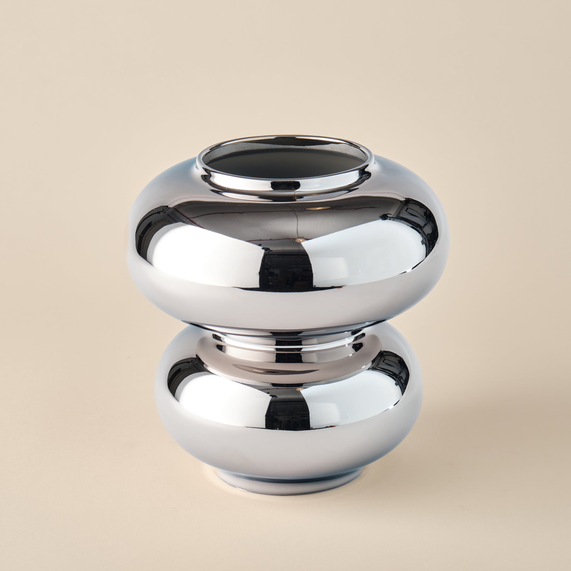 Porzellanvase aus der Kollektion "Bubble Chrom" mit einem hochglänzenden, spiegelnden Metallic-Finish. Das moderne und elegante Design macht diese Vase zu einem luxuriösen Dekorationsobjekt für zeitgenössische Wohnräume.