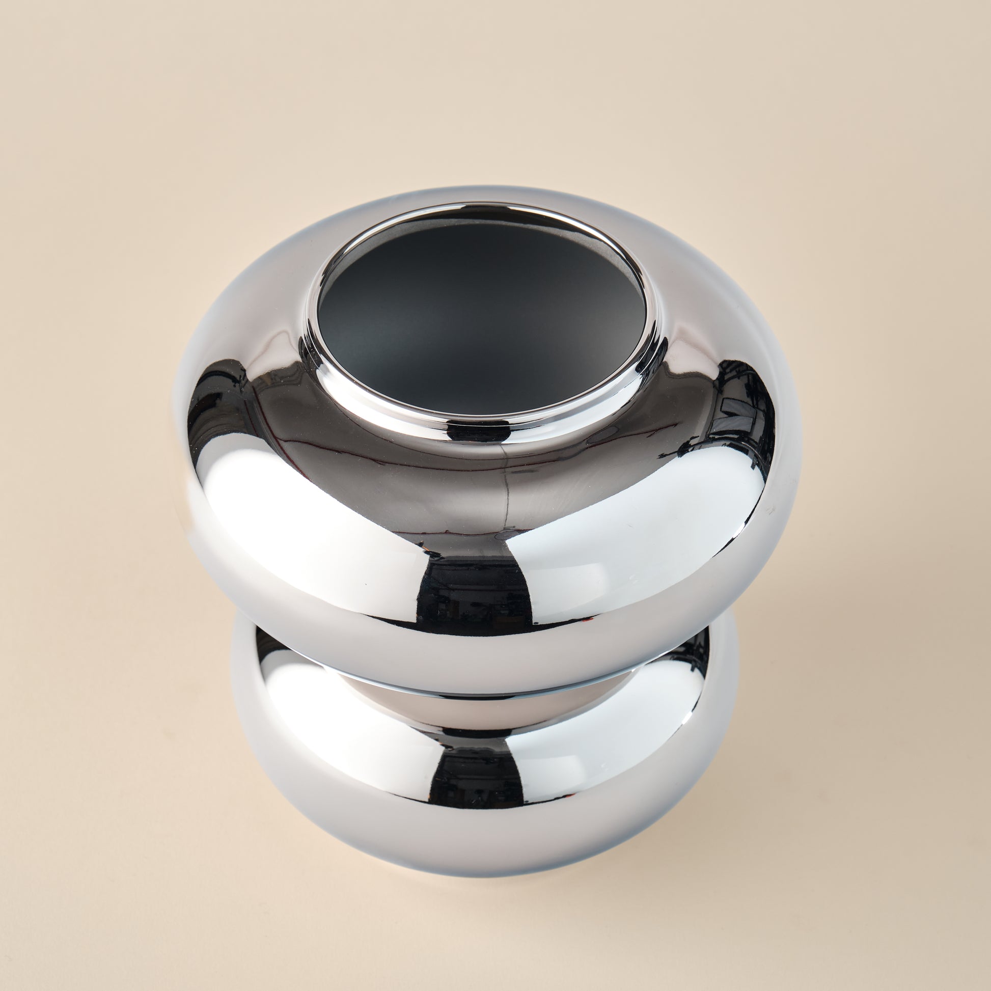 Porzellanvase aus der Kollektion "Bubble Chrom" mit glänzendem, spiegelndem Metallic-Finish. Die Vase besticht durch ihre abgerundete Form und ihren luxuriösen Look – ideal für moderne Einrichtungskonzepte.