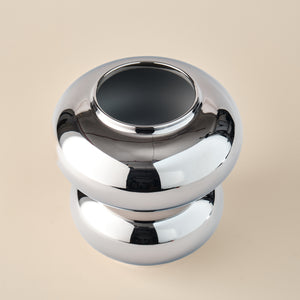 Porzellanvase aus der Kollektion "Bubble Chrom" mit glänzendem, spiegelndem Metallic-Finish. Die Vase besticht durch ihre abgerundete Form und ihren luxuriösen Look – ideal für moderne Einrichtungskonzepte.