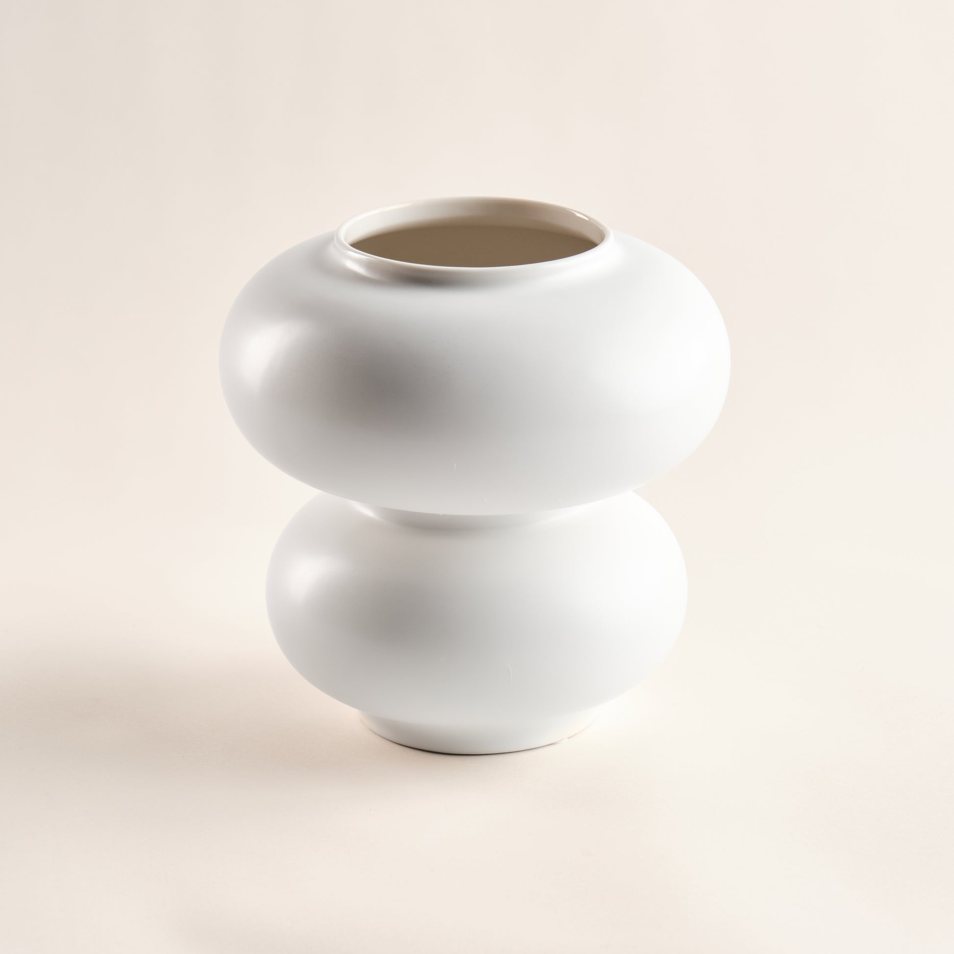 Porzellanvase Bubble in minimalistischem Design mit geschwungener, runder Form, ideal für moderne Einrichtungskonzepte.