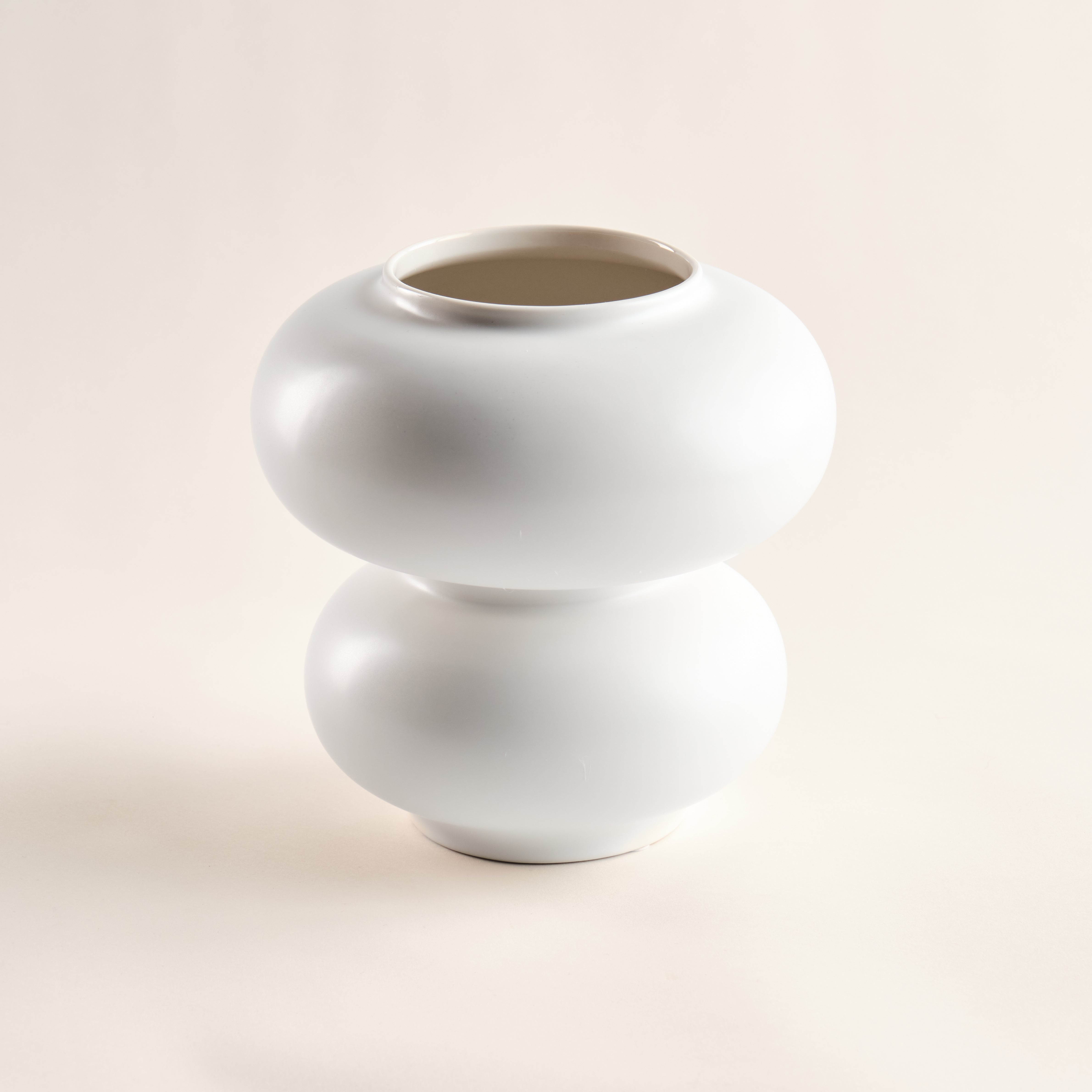 Porzellanvase Bubble in minimalistischem Design mit geschwungener, runder Form, ideal für moderne Einrichtungskonzepte.