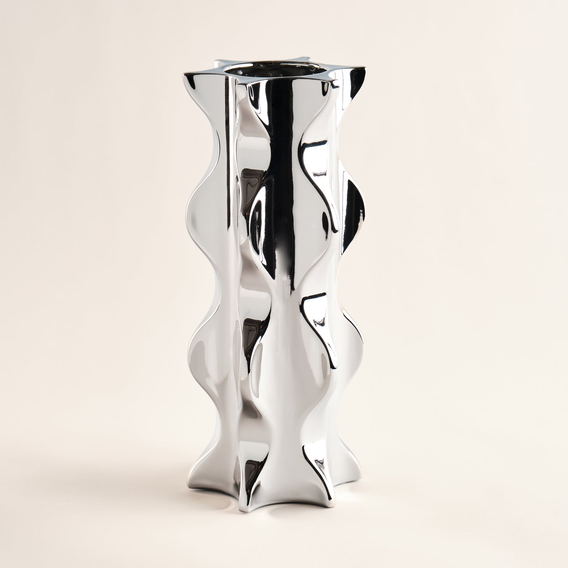 Porzellanvase "Cactus" in edlem Chrom-Finish. Die glänzende Oberfläche und die organisch geschwungene Form machen diese Vase zu einem modernen Statement-Piece für zeitgenössische Wohnräume. Ideal für minimalistische oder futuristische Inneneinrichtungen.