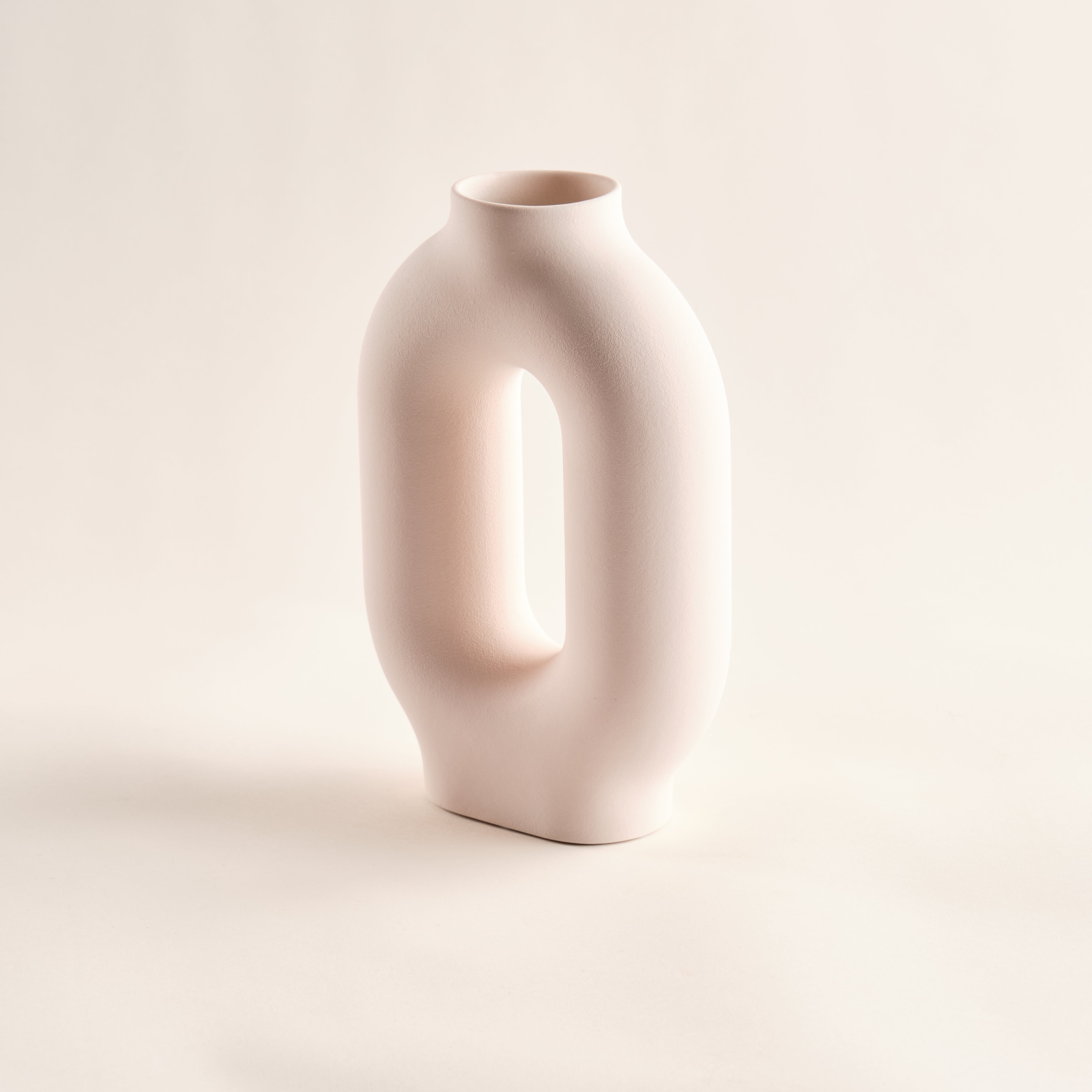 Porzellanvase "Donut" in schlichtem Beige mit einer einzigartigen ovalen Öffnung, die minimalistisches Design und Funktionalität vereint. Ideal für moderne Wohnräume.