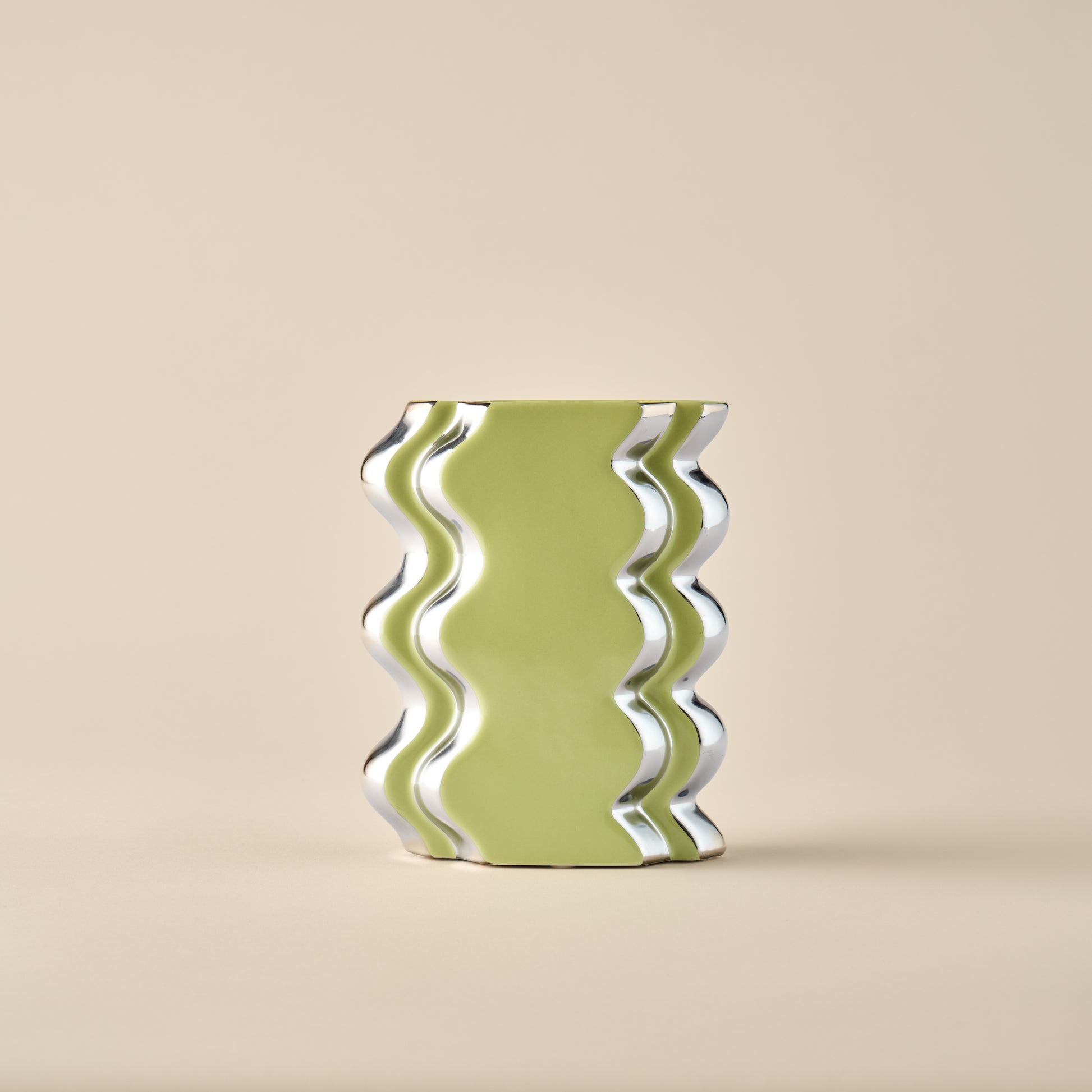 Porzellanvase "Double Curl" in elegantem Limettengrün mit glänzenden Chromdetails und wellenförmiger Struktur. Perfekte Dekoration für zeitgenössische Innenräume.
