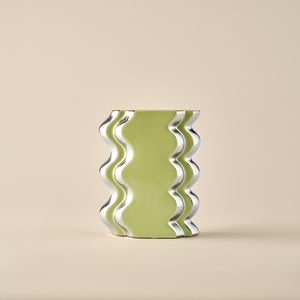 Porzellanvase "Double Curl" in elegantem Limettengrün mit glänzenden Chromdetails und wellenförmiger Struktur. Perfekte Dekoration für zeitgenössische Innenräume.