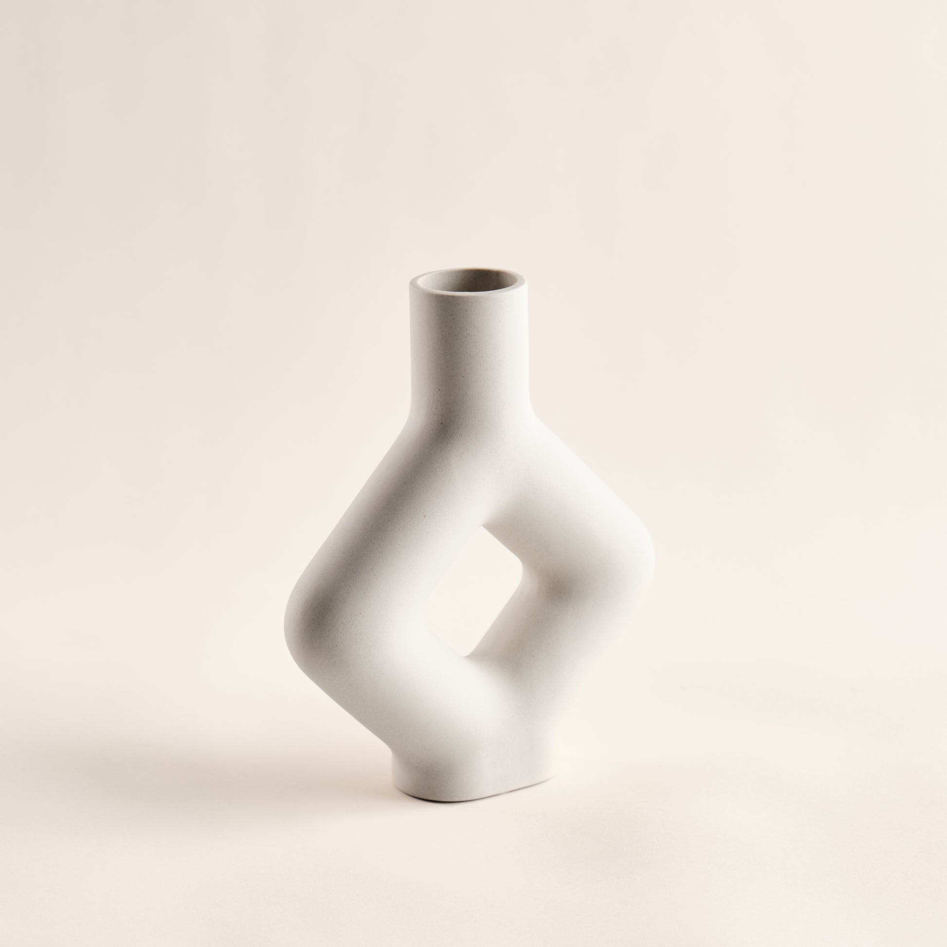 Porzellanvase "Karo" mit elegantem geometrischen Design in zeitlosem Weiß. Ideal als stilvolles Dekorationselement für zeitgenössische Wohnräume.
