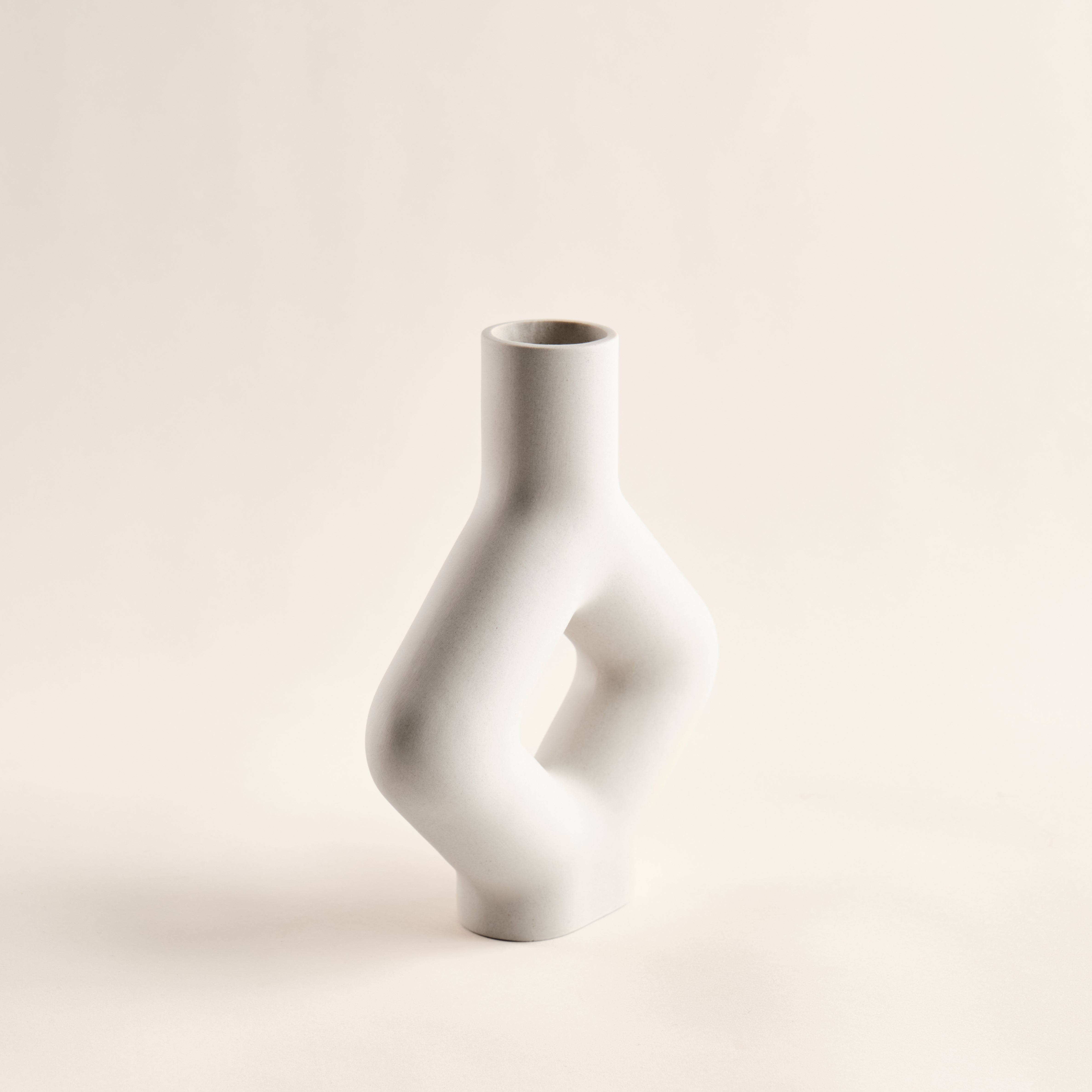 Minimalistische Porzellanvase "Karo" in geometrischem Design und zeitloser weißer Farbe. Ideal für modernes Interieur und stilvolle Dekoration.