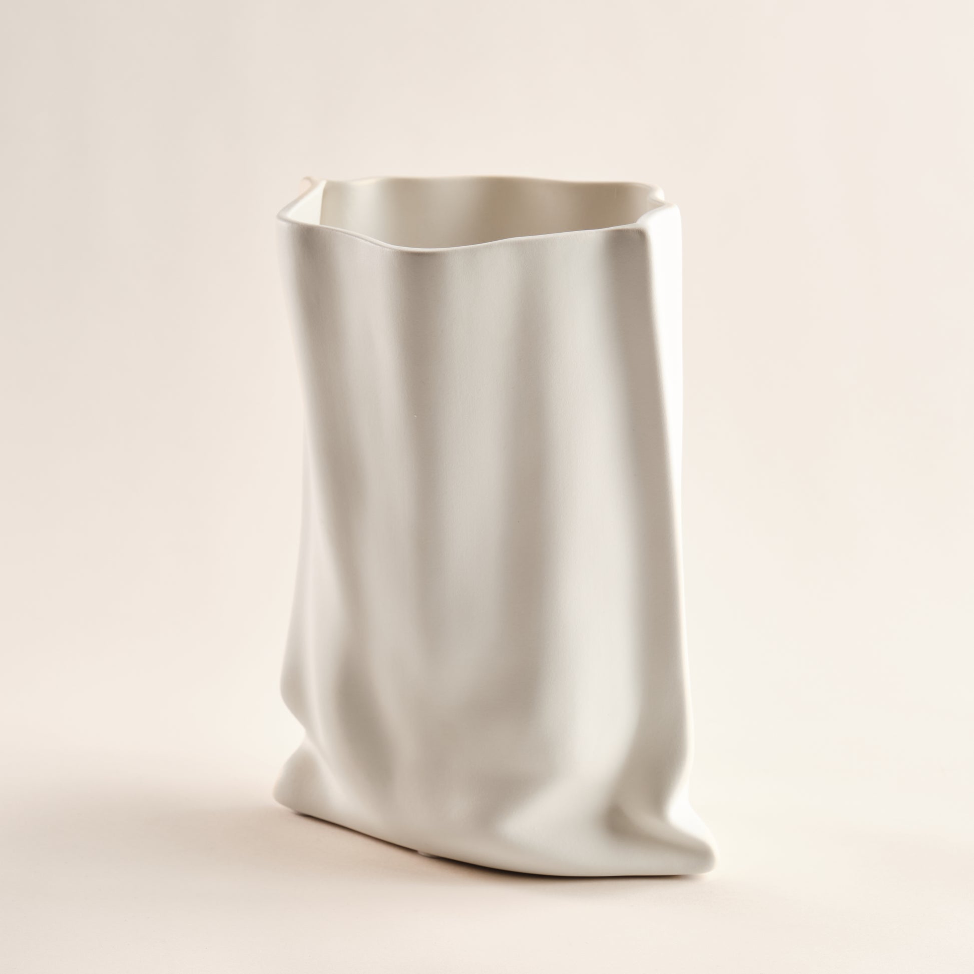 Porzellanvase "Paper Bag" in stilvollem, papierähnlichem Design. Die elegante Form mit sanftem Faltenwurf macht diese Vase zu einem minimalistischen Highlight für jede Einrichtung.