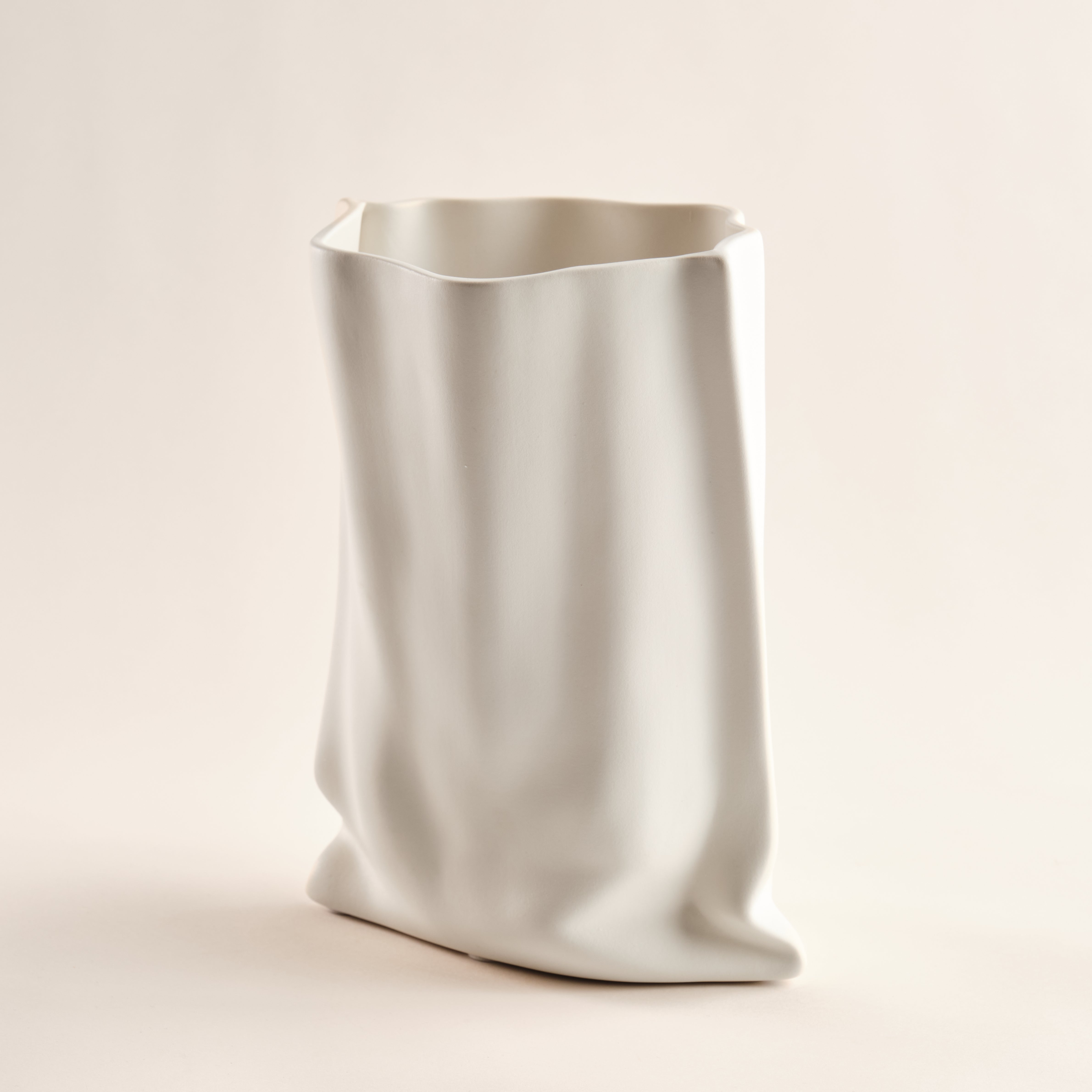 Porzellanvase "Paper Bag" in stilvollem, papierähnlichem Design. Die elegante Form mit sanftem Faltenwurf macht diese Vase zu einem minimalistischen Highlight für jede Einrichtung.