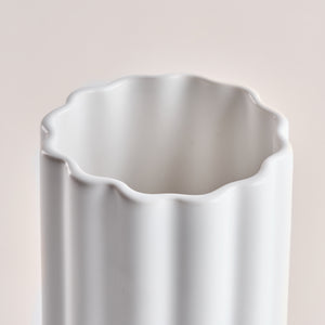 Nahaufnahme der Porzellanvase "Pillar" mit ihrer eleganten, geriffelten Oberkante. Die hochwertige Verarbeitung und das minimalistische Design verleihen der Vase zeitlose Schönheit und Eleganz.