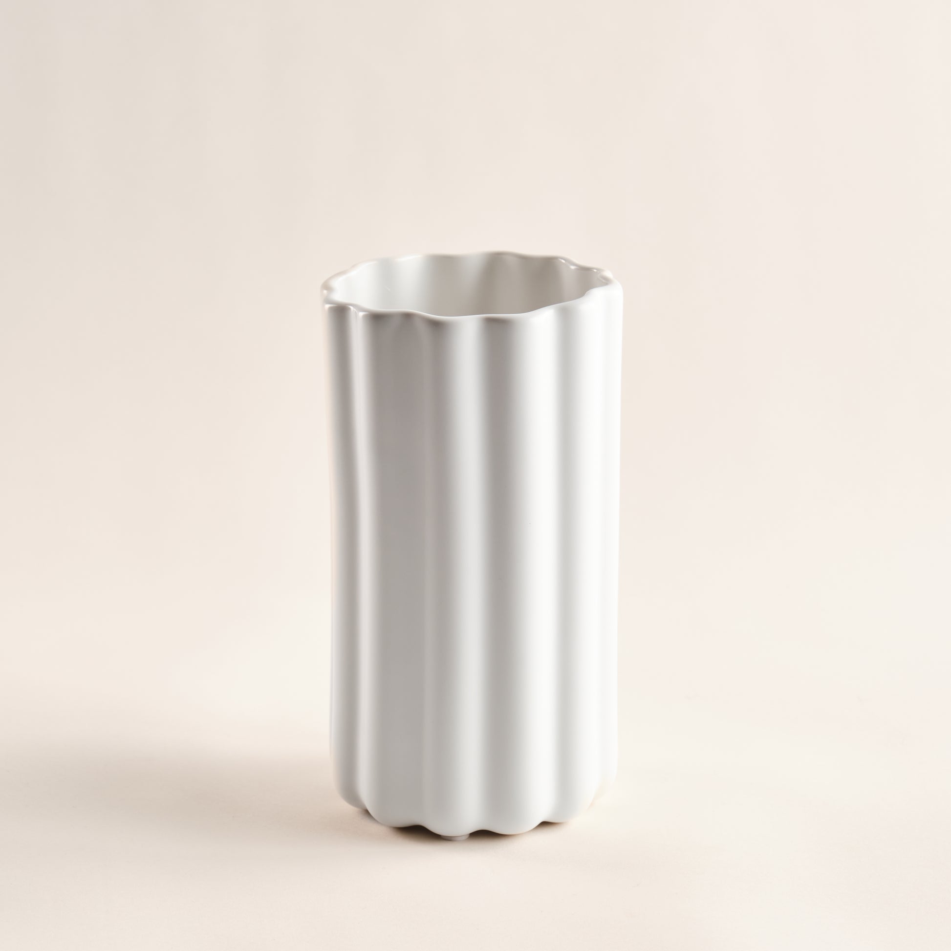 Porzellanvase "Pillar" mit einer eleganten, geriffelten Oberfläche. Diese minimalistische Vase verleiht jedem Interieur einen Hauch von zeitloser Raffinesse und moderner Ästhetik.
