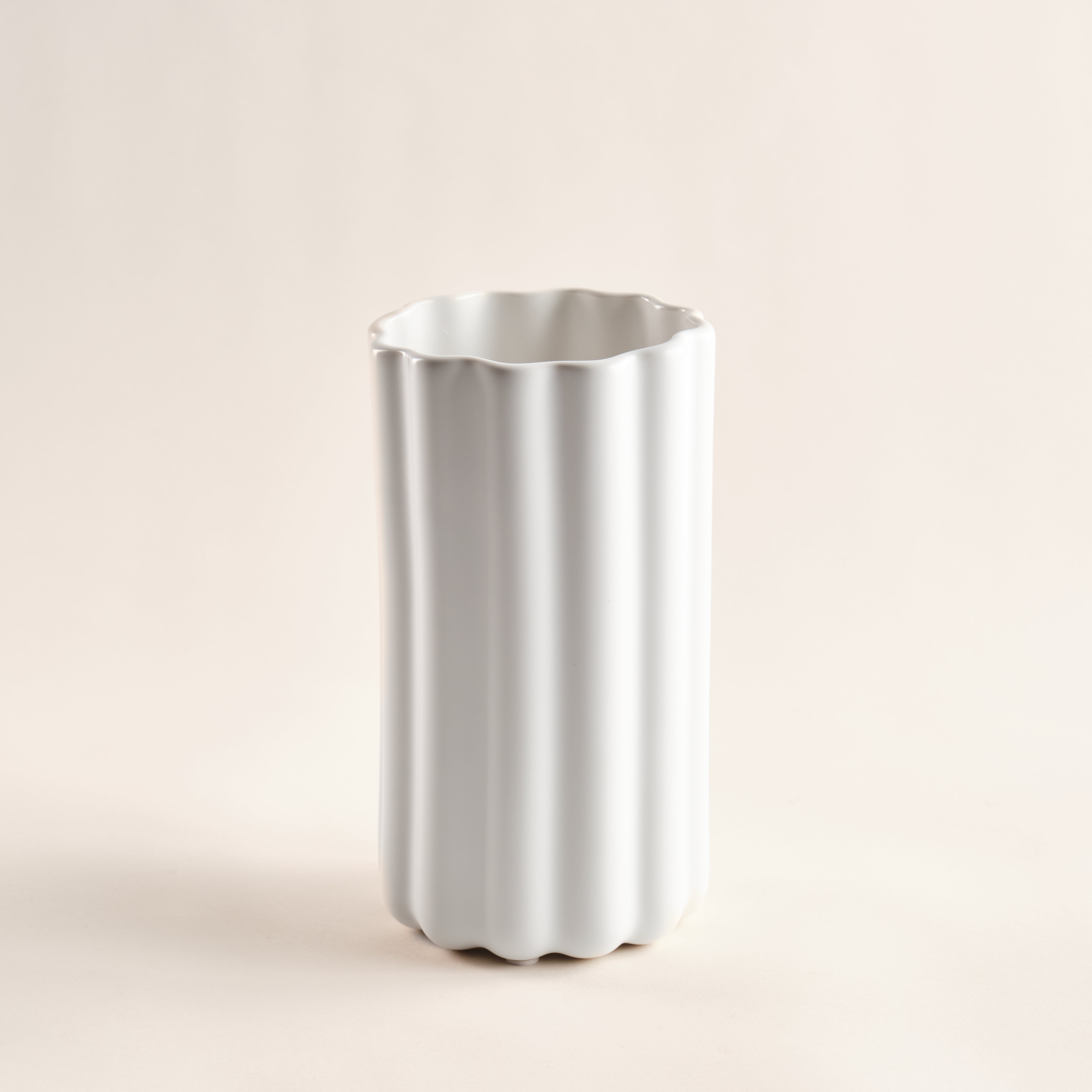 Porzellanvase "Pillar" mit einer eleganten, geriffelten Oberfläche. Diese minimalistische Vase verleiht jedem Interieur einen Hauch von zeitloser Raffinesse und moderner Ästhetik.