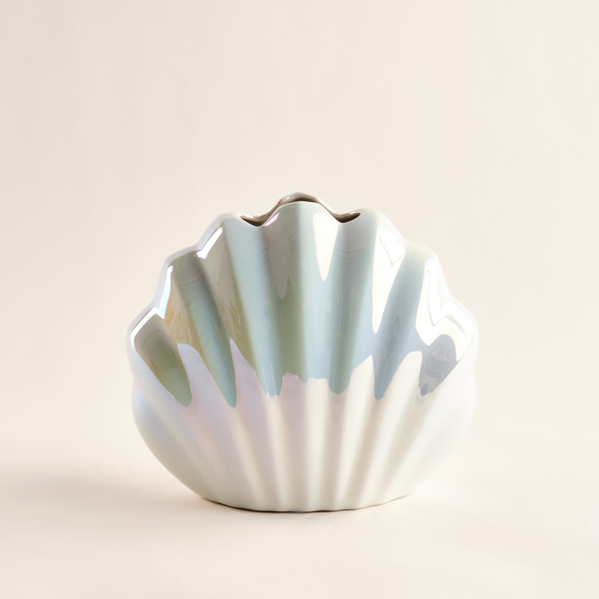 Porzellanvase "Seashell Rainbow" in Form einer stilisierten Muschel mit schimmernder Regenbogen-Glasur. Perfekt für maritime Dekorationen und ein edler Hingucker in jedem Raum.