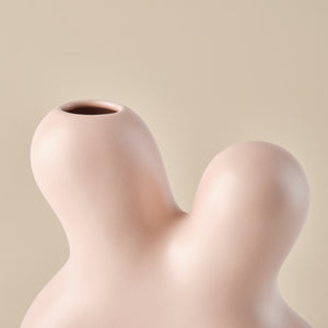 Nahaufnahme der Porzellanvase "Splash" in zartem Rosé. Das Bild zeigt die elegante, organische Form der Vase und ihre hochwertige Verarbeitung. Ideal für modernes Wohnambiente.