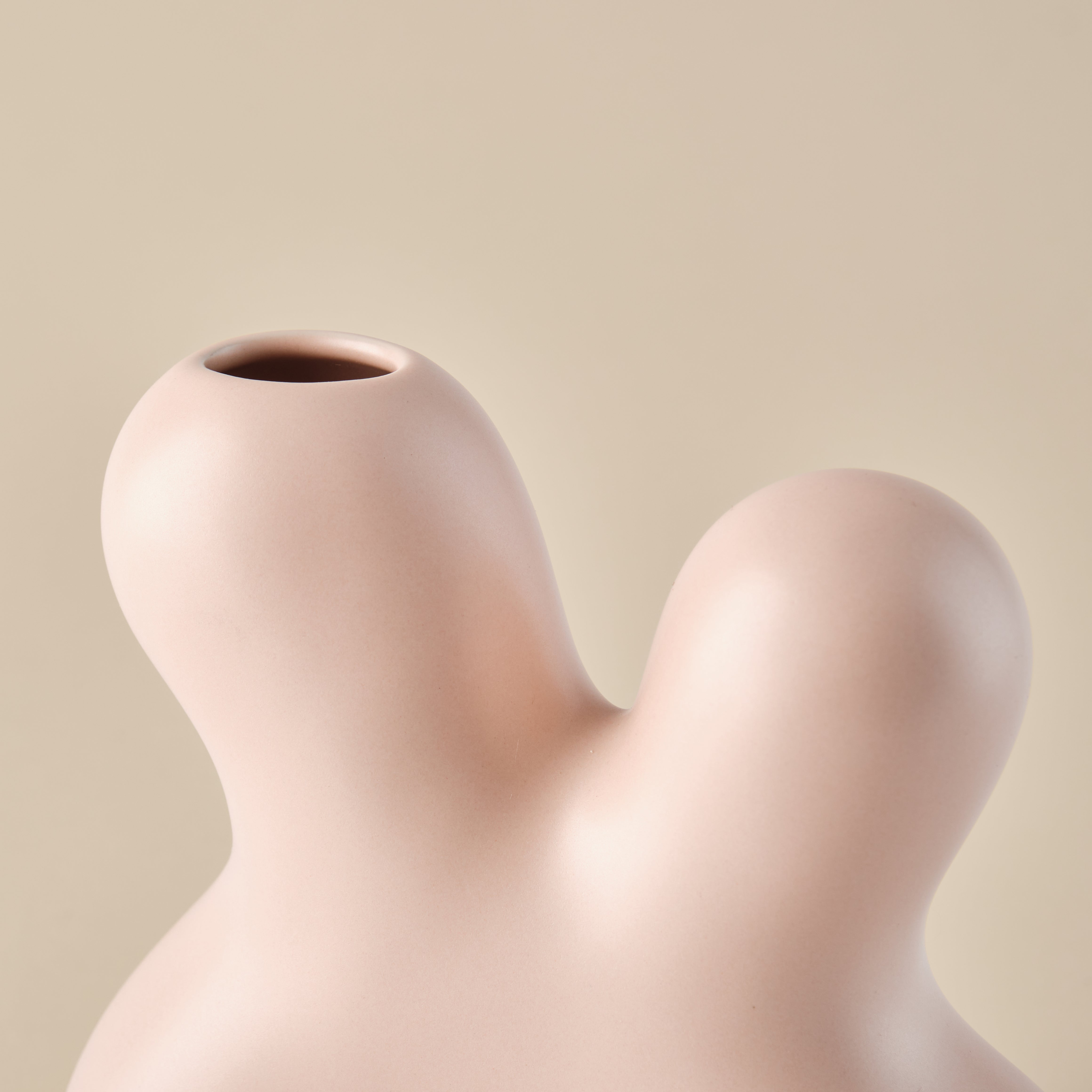 Nahaufnahme der Porzellanvase "Splash" in zartem Rosé. Das Bild zeigt die elegante, organische Form der Vase und ihre hochwertige Verarbeitung. Ideal für modernes Wohnambiente.